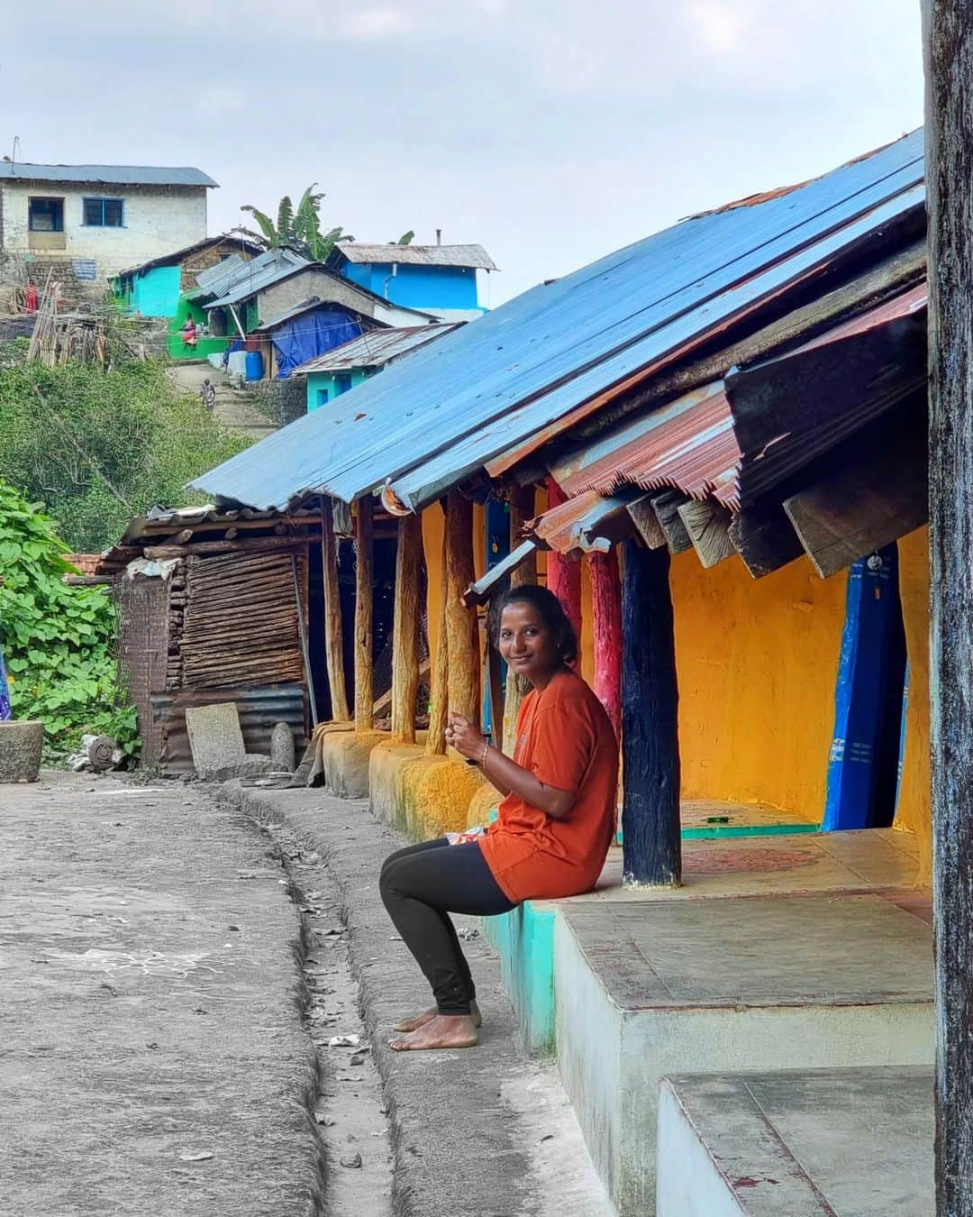 Nikonさんのインスタグラム写真 - (NikonInstagram)「You can only meet these lovely people if you trekk 3hrs downhill (tough one) from vattakanal. The village name is Vellagavi and they dont wear slipper there since they got more than 25 temples in that small area. 400years old village and the Brits have discovered Kodaikanal from here.   #vellagavi #kodaikanal #kodaidiaries #village #travel #kodai #trekking #vattakanal」4月13日 22時37分 - the.annette.stories