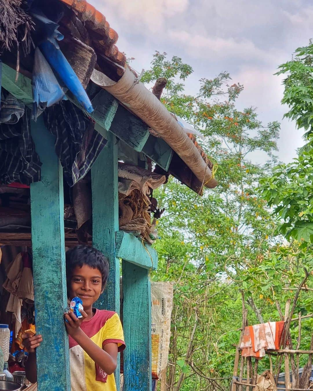 Nikonさんのインスタグラム写真 - (NikonInstagram)「You can only meet these lovely people if you trekk 3hrs downhill (tough one) from vattakanal. The village name is Vellagavi and they dont wear slipper there since they got more than 25 temples in that small area. 400years old village and the Brits have discovered Kodaikanal from here.   #vellagavi #kodaikanal #kodaidiaries #village #travel #kodai #trekking #vattakanal」4月13日 22時37分 - the.annette.stories