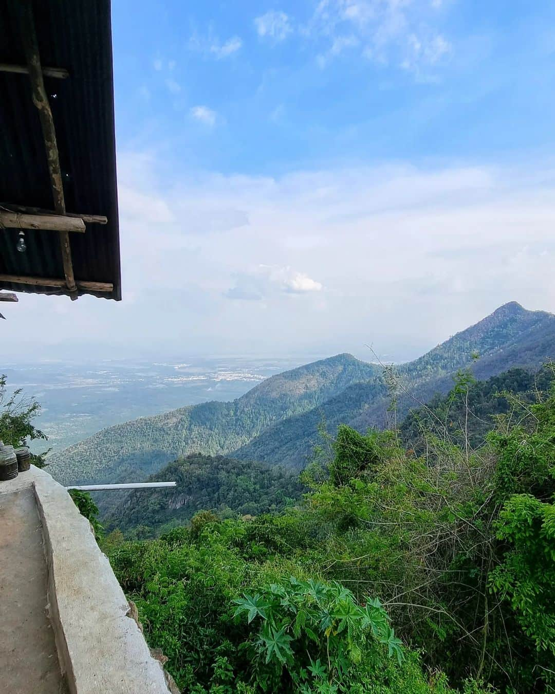 Nikonさんのインスタグラム写真 - (NikonInstagram)「You can only meet these lovely people if you trekk 3hrs downhill (tough one) from vattakanal. The village name is Vellagavi and they dont wear slipper there since they got more than 25 temples in that small area. 400years old village and the Brits have discovered Kodaikanal from here.   #vellagavi #kodaikanal #kodaidiaries #village #travel #kodai #trekking #vattakanal」4月13日 22時37分 - the.annette.stories