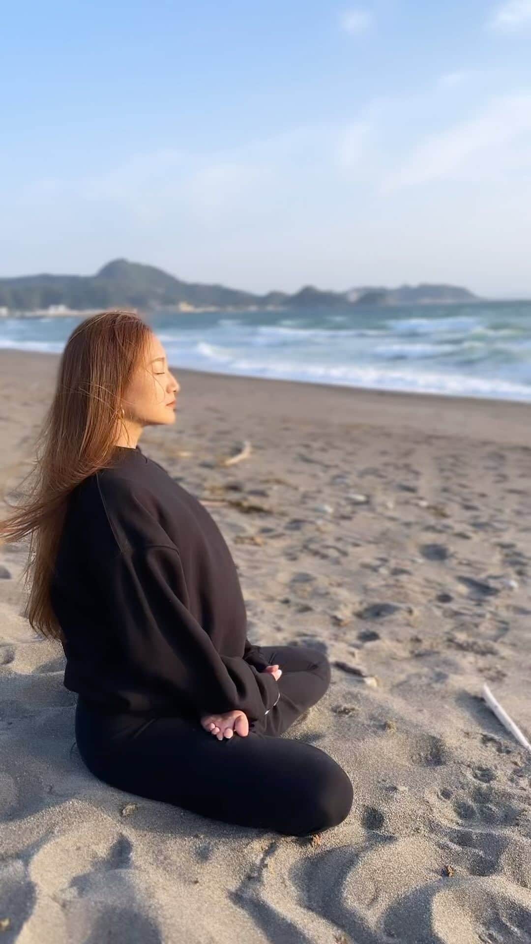 岡清華のインスタグラム：「【 ステキじゃなくていい。】  人生は、本当に美しい。 わたしにそう思わせてくれたのは、瞑想🧘‍♀️ その瞑想は、ヨガの目的である自由と解放のツール。 あらゆる自己の煩悩から解放させてくれる。  見た目？肩書き？著名さ？写真映え？ もうそんなことはいらないんじゃないかな。 そこに永続的な真の幸せはないのだから🙏  _____  派手でなくていい。逆に派手であっても良い。 変わらなくてもいい。逆に変わっても良い。 何も手に入れなくて良い。逆に手に入ってもいい。 誰かと居なくても良い。逆に誰かがいてもいい。 特別でなくて良い。逆に特別であってもいい。  それがありのままで、自然のままであれば良い🌱 そうすると、自然に見えくる。世の中や人間の美しさを。 そして、気づくことができる。すでに手の内にある幸せを😌  すると、不思議だな。勝手に手の内に入ってくる。 求めていた時には手に入らないどころか、 想像すらもしなかったものが勝手に転がってくる😳  『 今に生きる 』ことに集中することができる人の特権。 それが、美しい世界を、美しい人生を生きられること✨  美しい生き方の人に触れ、何が本当の幸せかを知る🌍  ______  今日も、特別じゃなくていいよ。 今日も、素敵じゃなくていいよ。  だって本当は、今日も特別だから。 だって本当は、今日も素敵だから。  今の世の中は、 「ふつう」に生きてるだけでは そんな当たり前のことに気がつけない。 雲がかかった空のように、太陽、光がそこにあることに気づけない。  折角生きるなら、美しい世界を、美しい人生を生きたい。 だから私は、イチニチの中で、静かな時間を設けリセットする。 大切なものを忘れないように、失わないように。  毎日、毎日、同じことを繰り返す、 静かで、孤独で、終わりのない日々の中で、 私もそんな中に、幸せや豊かさを感じ取れる人でありたい。  生涯この気持ちを持ち続けることが、 生涯の夢であり目標であり理想であり憧れです。    ________  MOTHER 寺子屋 オンライン @mother_terakoya  毎朝6:00-6:30  呼吸法・瞑想 毎週水・土曜日 6:30-7:30 ラージャヨガ (水曜講師は @naho_yanagi_ さん)  毎月最終月曜日 18:00-19:00  哲学を語る会 "サットサン"   MOTHER 寺子屋 オンライン @mother_terakoya  MOTHERウェブサイト👉寺子屋ページから✔️  ________  🌍MOTHERアーユルヴェーダスクール @mother_leader2022  受講生の皆様は、期間中無料で参加可能🌈  🌍卒業生限定ラージャヨガスクール2.5期 現在募集中。瞑想や呼吸法や哲学を通して心と人生をマスターしよう。  【お問い合わせ・お申込み】 📲MOTHER公式LINE(@572cdisr)または、 📩info@mother-japan.com  #瞑想 #呼吸法 #ラージャヨガ #サマーディ」