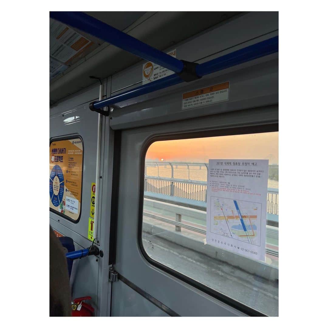 megumi matsuoさんのインスタグラム写真 - (megumi matsuoInstagram)「… ソウルの移動は地下鉄より断然バスだった！  Googleマップが使えないって聞いてたけど Googleで検索したらバスの経路だけ出るのよ！ バスの番号も載ってるし 地図上にバスがリアルタイムで動いてて そのバスが来たら乗ればいいだけ  行きたい場所の近くまで けっこうピンポイントな所に着くし 地下鉄みたいに地下に降りたり 地上に出なくてすむからめっちゃ楽ちん！ 移動中にソウルの街並みも見れるしね♡  ただ、すぐ乗らないと 目の前でドアを閉められちゃう人がいてびっくりw 列の間を空けることなく乗り降りしたわw  バス停で待ってても 車が混んでてバスがバス停に停まれず 道路の真ん中に止まってドアが開くこともあったよww すごいよねー！ そんな乗り方なかなかできないから楽しかったけどさー  乗る時にT-moneyカードをピッ ピースサイン✌︎でジェスチャーすると 2人分料金を取ってくれる 降りる時にもピッ 乗り換え割引があるらしく しておいた方がいいみたいだったから わけもわからずピッしてたw  とにかくめっちゃ便利だった！！ そして比較的空いててほぼ座れた♬ もっといいバスのアプリとかあるんだろうけどGoogleで事足りたよ  子供たちも電車よりバス派  ただミラは 暑いのに冷房つけないで 窓を開けてるから 韓国のバスは冷房がついてないんだと認識してるw  #家族旅行#韓国旅行#韓国のバス#ソウルの移動#バスがオススメ#春休み#小学生女子#中学生女子#サラミラ#サラミラソウル」4月13日 22時29分 - sara_mira_