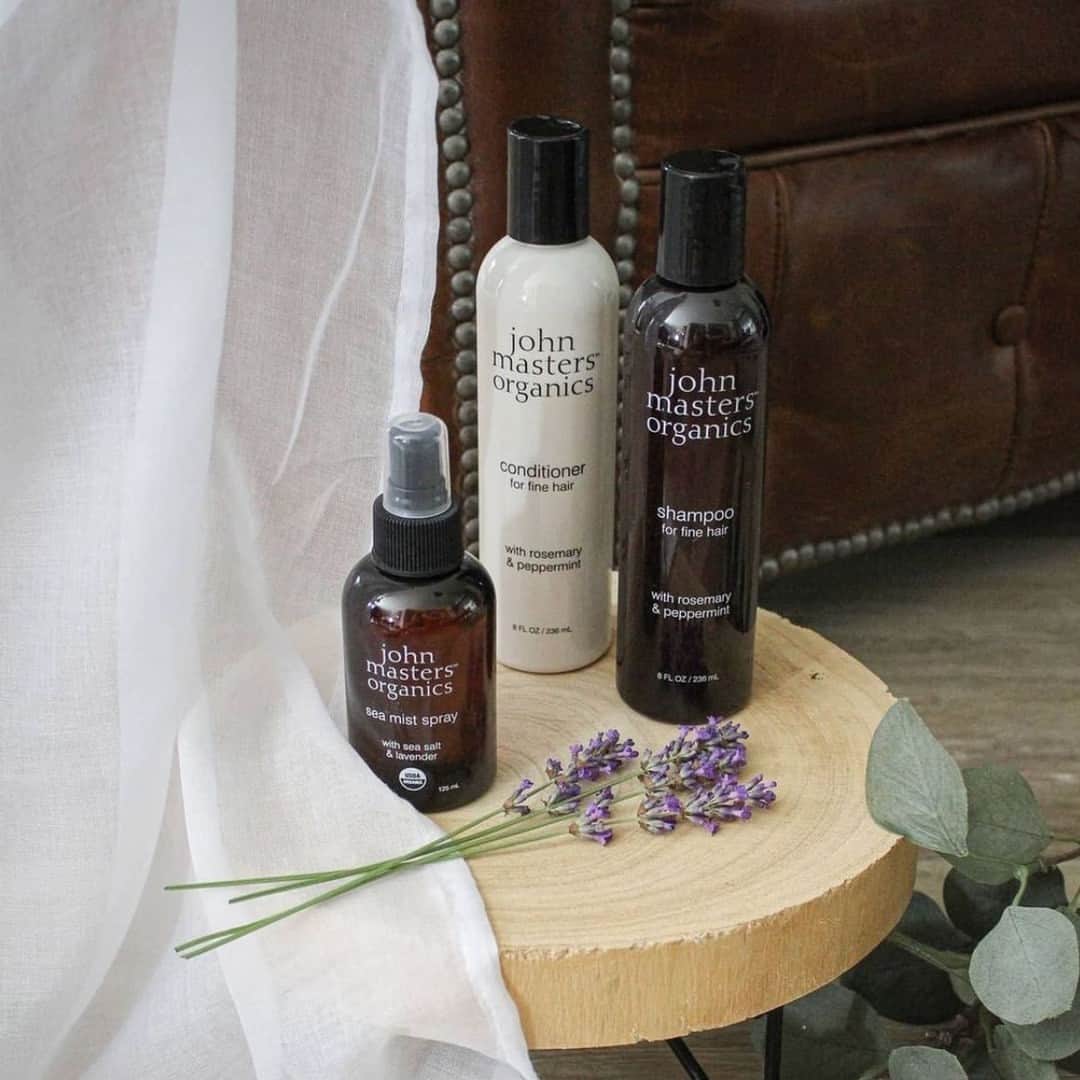 John Masters Organicsのインスタグラム：「We take our commitment to clean to the next level by using organic ingredients. 🌱⁠ ⁠ All of our organic ingredients are grown without synthetic pesticides, herbicides, or fertilizers, which can reduce their impact on the environment and increase their impact on your hair. ⁠ ⁠ Additionally, organic farming practices can promote soil health and biodiversity, which can have positive effects on the ecosystem we are working hard to preserve. 🌿⁠ ⁠ Learn more using the link in our bio. 🤎」