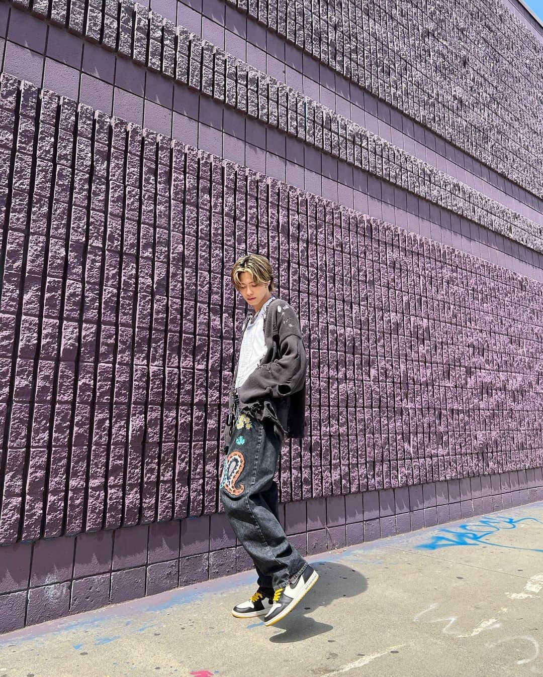 やまとさんのインスタグラム写真 - (やまとInstagram)「Fit check in L.A.  Cardigan: @__doublet__  Jeans: @stussy  Sneaker: @nike  #sneaker #y_kicks」4月13日 22時30分 - com.yamato