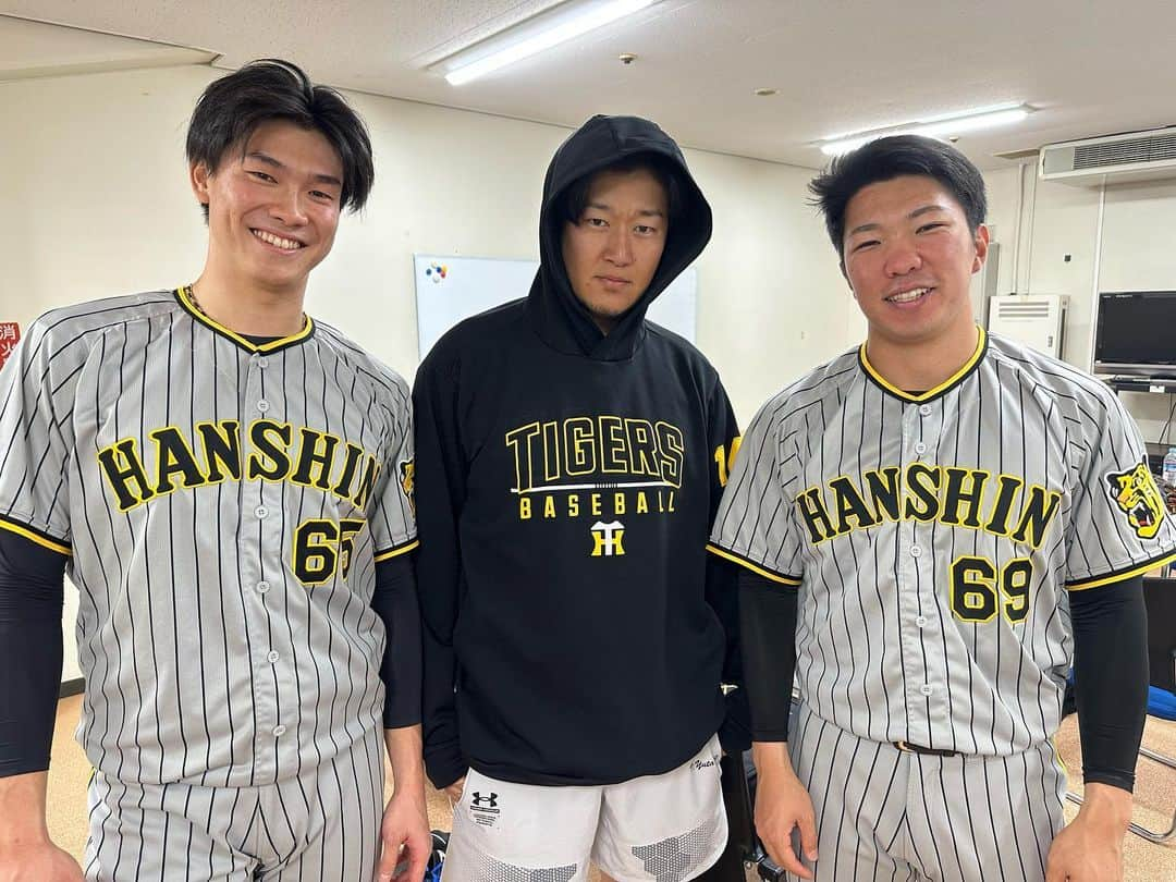 阪神タイガースさんのインスタグラム写真 - (阪神タイガースInstagram)「無失点リレーで試合を締めた#岩貞祐太 選手、#石井大智 選手、#湯浅京己 選手です！ #岩貞祐太 選手 #開幕 #ウズウズ  #石井大智 選手 #リベンジ  #湯浅京己 選手 #アツアツ  #阪神タイガース  #伝統の一戦  #ARE」4月13日 22時31分 - hanshintigers_official