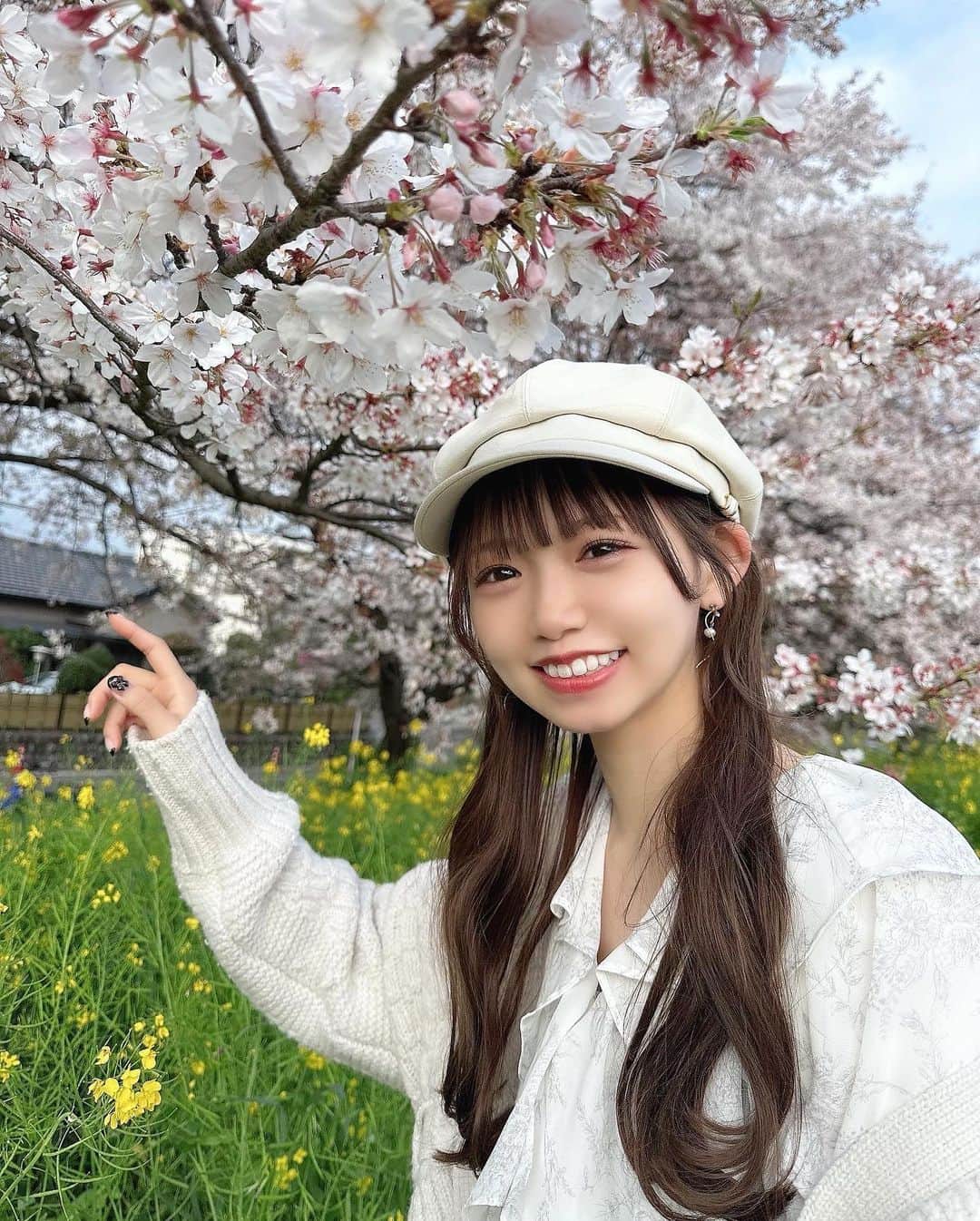 畑美紗起のインスタグラム：「春の過ごしやすい気温がとてもすき…🌸  でもこの時期はマイナスな気持ちに なりやすいらしいので気分を上げていこうねえ🐇☀︎  毎日おつかれさま∩^ω^∩  #桜 #畑美紗起 #お花見 #春 #春コーデ #ワンピース #ワンピースコーデ #dailylook #me #shooting #spring #snidel #snidelワンピース #fashion #ca4la」