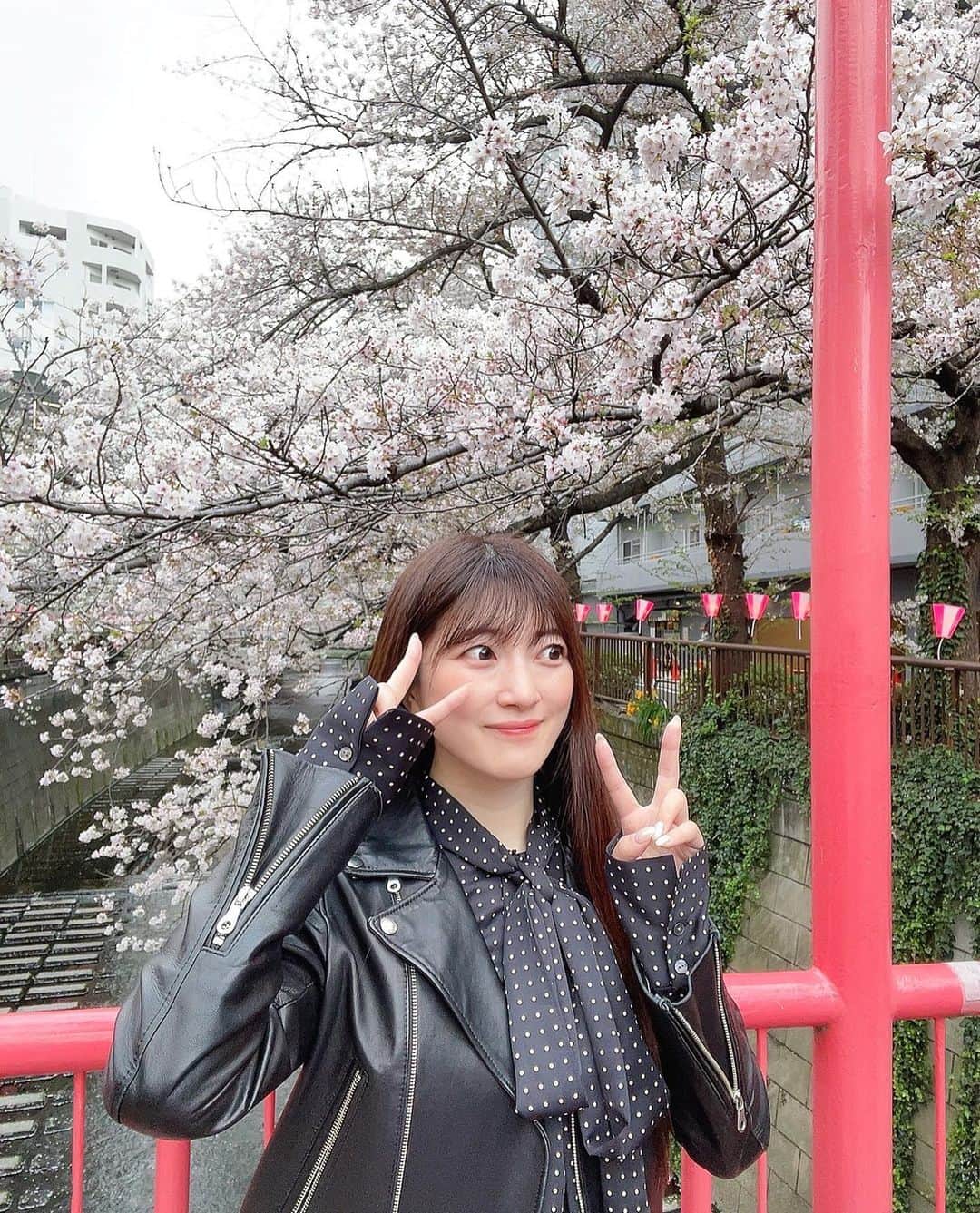 小泉里奈さんのインスタグラム写真 - (小泉里奈Instagram)「今年も桜を見に目黒川へ🌸♡  #目黒川沿い桜並木 #目黒川桜祭り #目黒川の桜 #中目黒散歩 #中目黒 #桜 #お花見 #はなまっぷ #桜のある風景 #東京カメラ部 #ファインダー越しの私の世界 #ポートレート #櫻花季 #櫻花 #cherryblossom #sakura #flower_pinks #flowerstagram #japan_of_insta #japaneseculture #japan_daytime_view #lovers_nippon #벚꽃 #벚꽃축제」4月13日 22時39分 - koizumi_rina