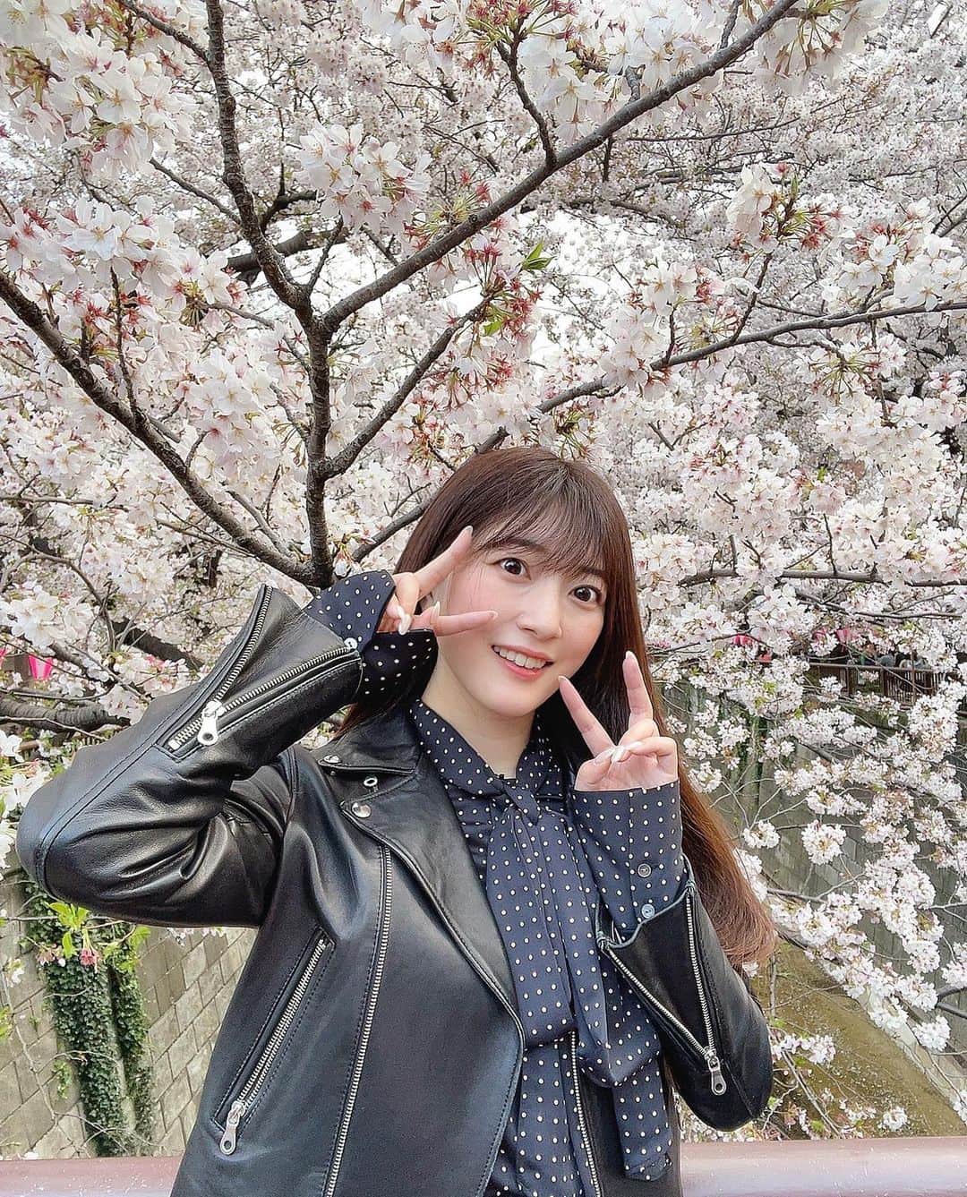 小泉里奈さんのインスタグラム写真 - (小泉里奈Instagram)「今年も桜を見に目黒川へ🌸♡  #目黒川沿い桜並木 #目黒川桜祭り #目黒川の桜 #中目黒散歩 #中目黒 #桜 #お花見 #はなまっぷ #桜のある風景 #東京カメラ部 #ファインダー越しの私の世界 #ポートレート #櫻花季 #櫻花 #cherryblossom #sakura #flower_pinks #flowerstagram #japan_of_insta #japaneseculture #japan_daytime_view #lovers_nippon #벚꽃 #벚꽃축제」4月13日 22時39分 - koizumi_rina