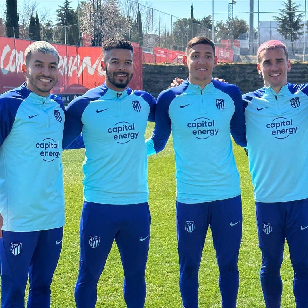 F2Freestylersのインスタグラム：「4pm UK time. 👀🔜⏳🎥  YouTuber Vs World Cup Winners. 🎯💥 🎥🆚🏆  YOU DON’T WANT TO MISS THIS! 👀  #football #soccer #griezmann #Molina #correa #worldcup」