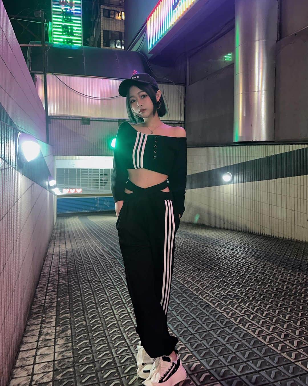 徐薇涵（Wei Han Xu）のインスタグラム：「塵封許久的照片🤣 最近沒拍照拿來發發 暗黑系大家可以接受嗎🥹 👟棉花糖 @sannn_q」