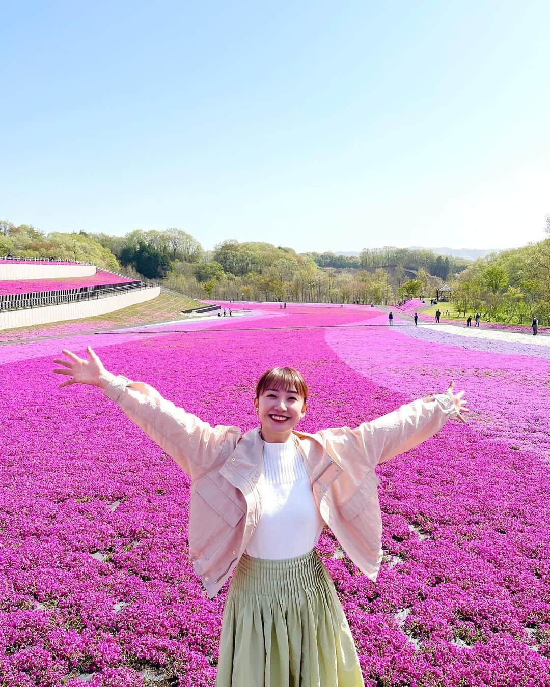 杉原凜のインスタグラム：「. 今朝のZIP!中継は栃木県市貝町にある芝ざくら公園からでした！長ーい絨毯のようでもあり川のようにも見える芝桜は圧巻でした🥹 4色のグラデーションも美しい…☺️ 7時台の中継を終えて8時台の準備をしているとき、何人かの方が「さっきZIP!の中継を見て来たんです〜！」と声をかけてくださって嬉しくなりました🫶  #ZIP #NOWニッポン #2  #芝ざくら公園   👗#dessin  #amerivintage  #grosse」