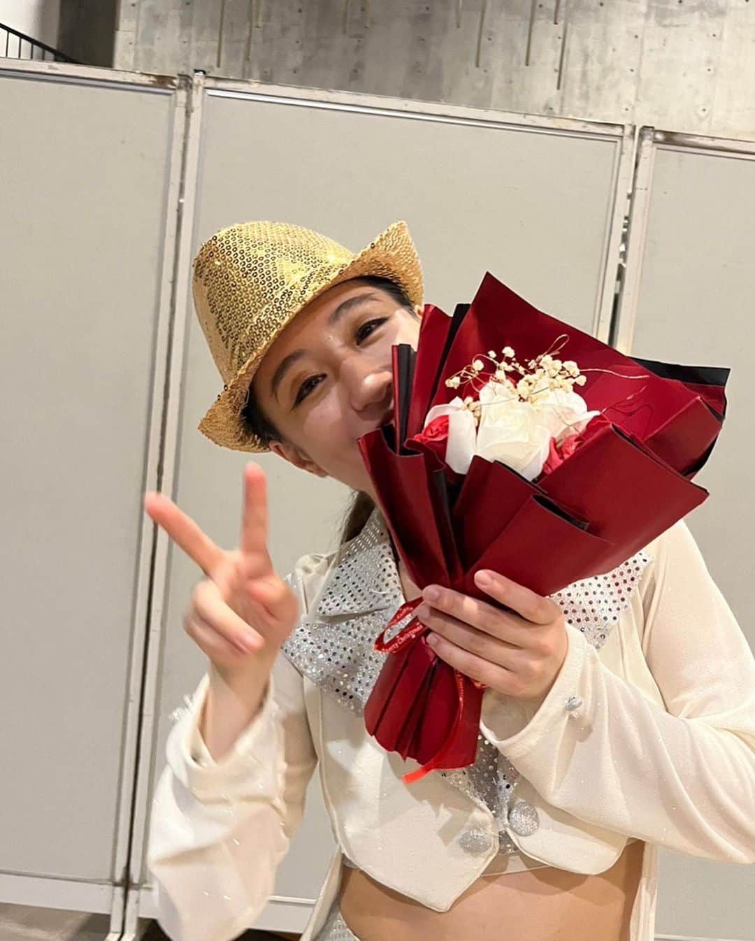 HARUのインスタグラム：「2023.4.9 美勝女隊 リトルクイーンズ スタジオダンスアンドドリーム発表会  4歳から習っているリトルクイーンズの発表会に OGとして出演させて頂きました✨  今回、発表会で昔から踊り継がれており、 私も小学1年生から踊っていたsing sing singに、 ゆりえ先生と、憧れの先輩だったはるちゃんと 先生として出演する事が出来ました。 そして妹と、隣で踊ったのも感慨深かったです☺️  そして素敵な若いダンサーが着々と育ってきててワクワクしました😏 負けない様に頑張らなきゃ🔥  幼馴染でずーっと観に来てくれてるあいこも本当にありがとう💐💕 　 ありがとうございました！🙇‍♀️✨」