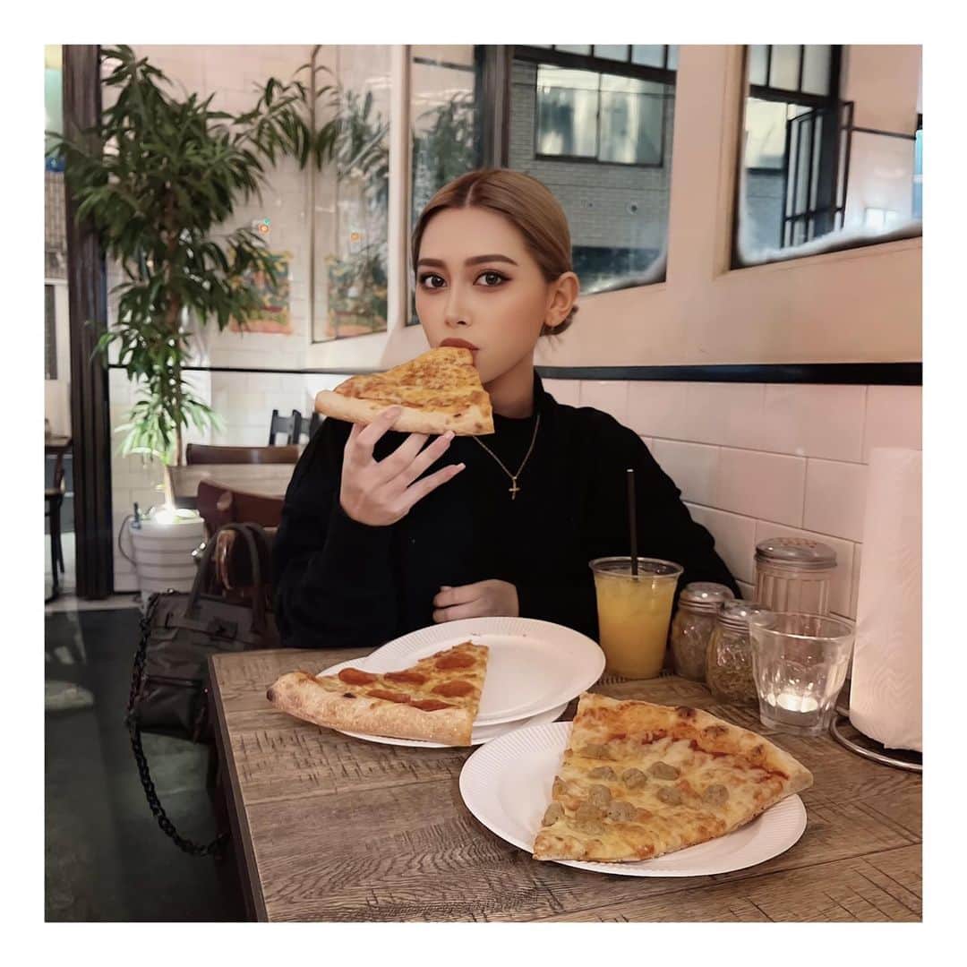 松葉愛海のインスタグラム：「ぴ　ざ　の　ひ　🍕  久しぶりに食べたら美味しすぎた🥹✨  #beaen_outfit」