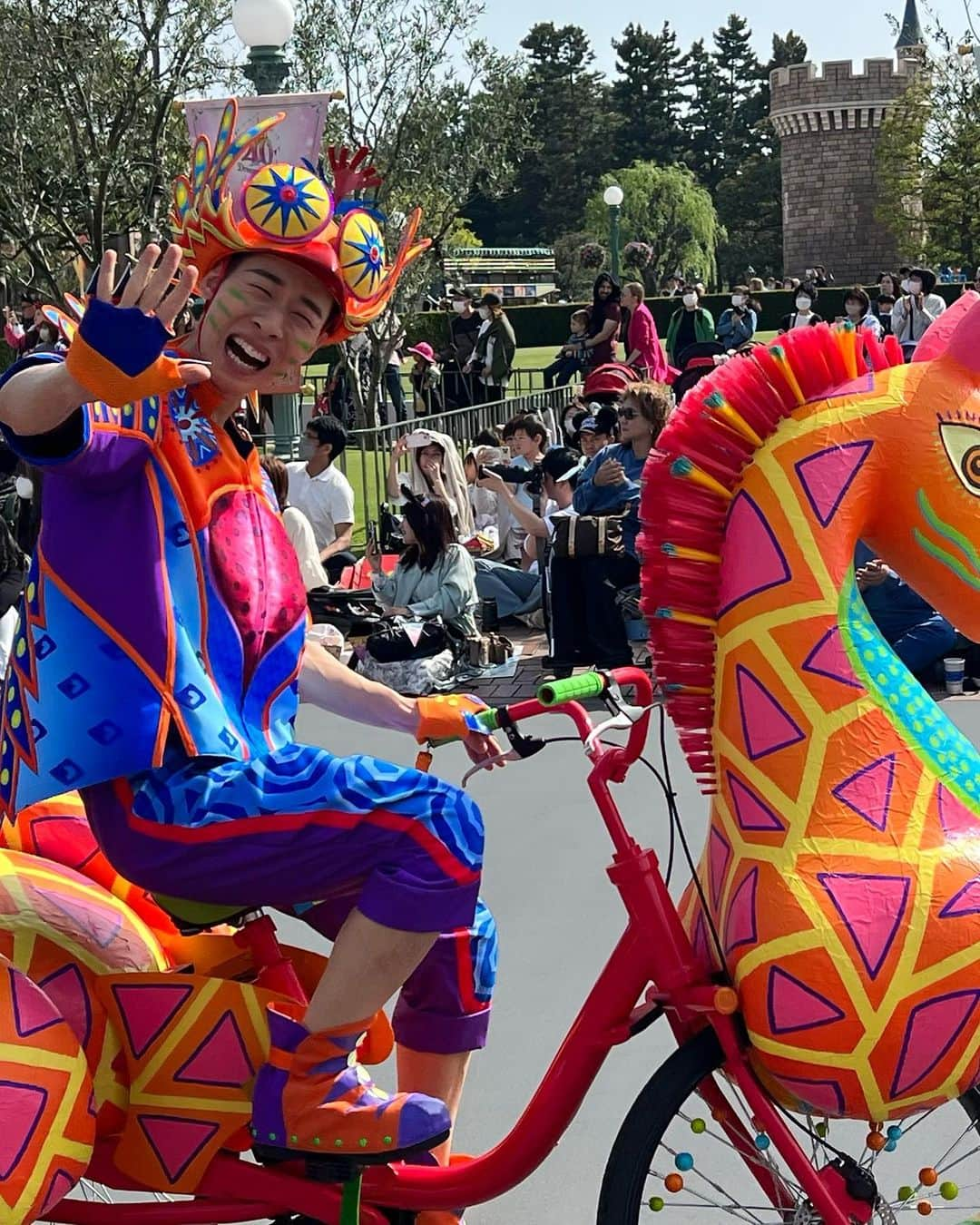 上田昌幸さんのインスタグラム写真 - (上田昌幸Instagram)「東京ディズニーランドの40周年のパレード『ディズニー・ハーモニー・イン・カラー』  もう最高すぎました😍  35周年のパレード『ドリーミング・アップ！』が終わって寂しい悲しいのすぐあとで、テンションあげあげ🤩  デイパレードが生まれ変わるこの時期、ディズニーファンはみんな気持ちがジェットコースターなのです😂😂  35周年から繋いだバトン。  フロートも音楽もとにかく最高‼️  でも1番は各フロートを彩り盛り上げるダンサーさん達の復活が嬉しすぎました😆✨✨✨  あ〜また早く見たいなぁ〜🤩  #東京ディズニーランド #40周年 #4月15日から！ #ドリームゴーラウンド #最高 #ミッキーの衣装 #過去1ド派手だと思う🤩🌈 #なななな七色〜🌈 #歌いいわ〜 #写真撮ってくれた #元気くん感謝🙏 #トイレ行きたい」4月13日 22時47分 - uechan.uechan.uechan