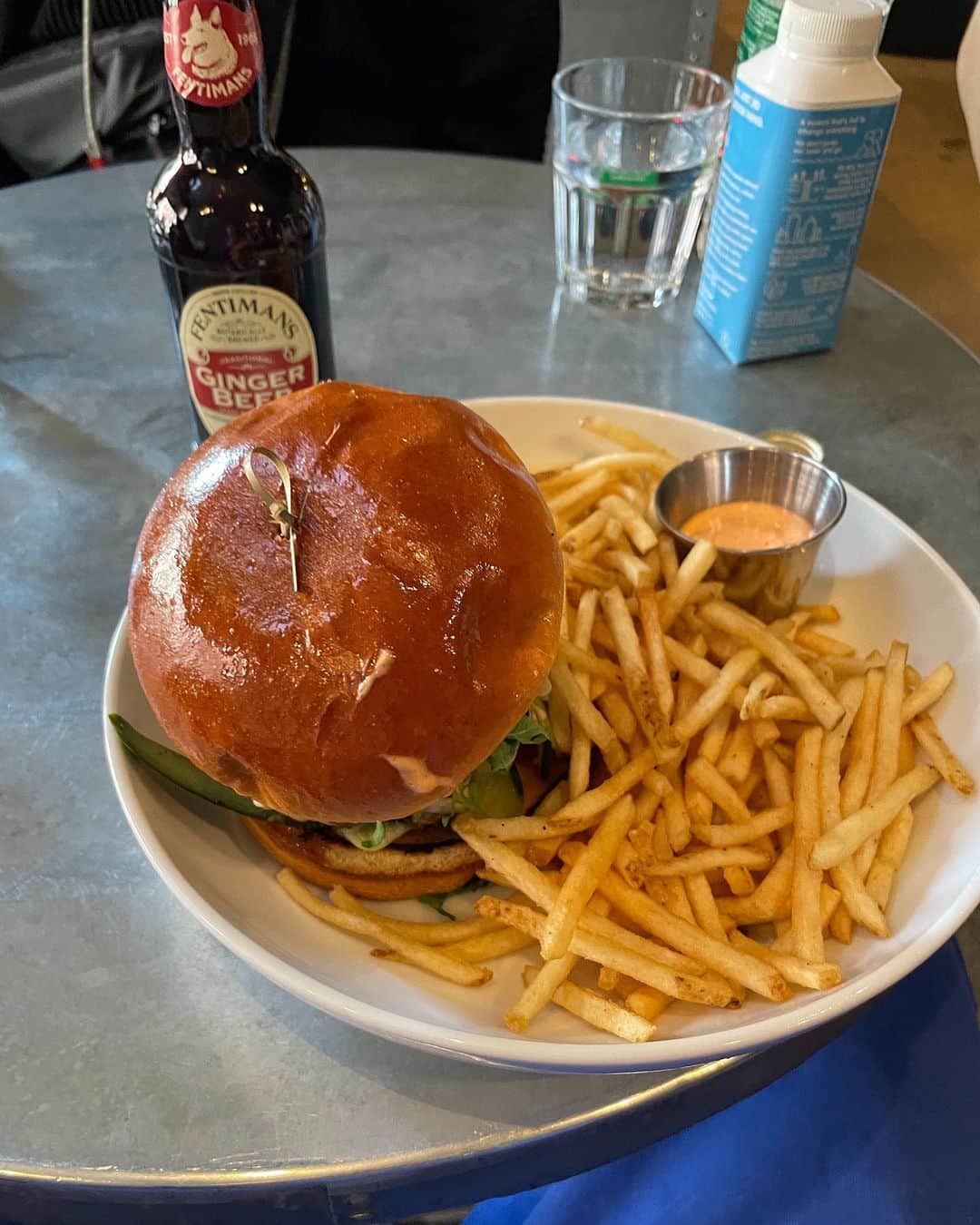 ゆうまのインスタグラム：「🍔📞🗽」