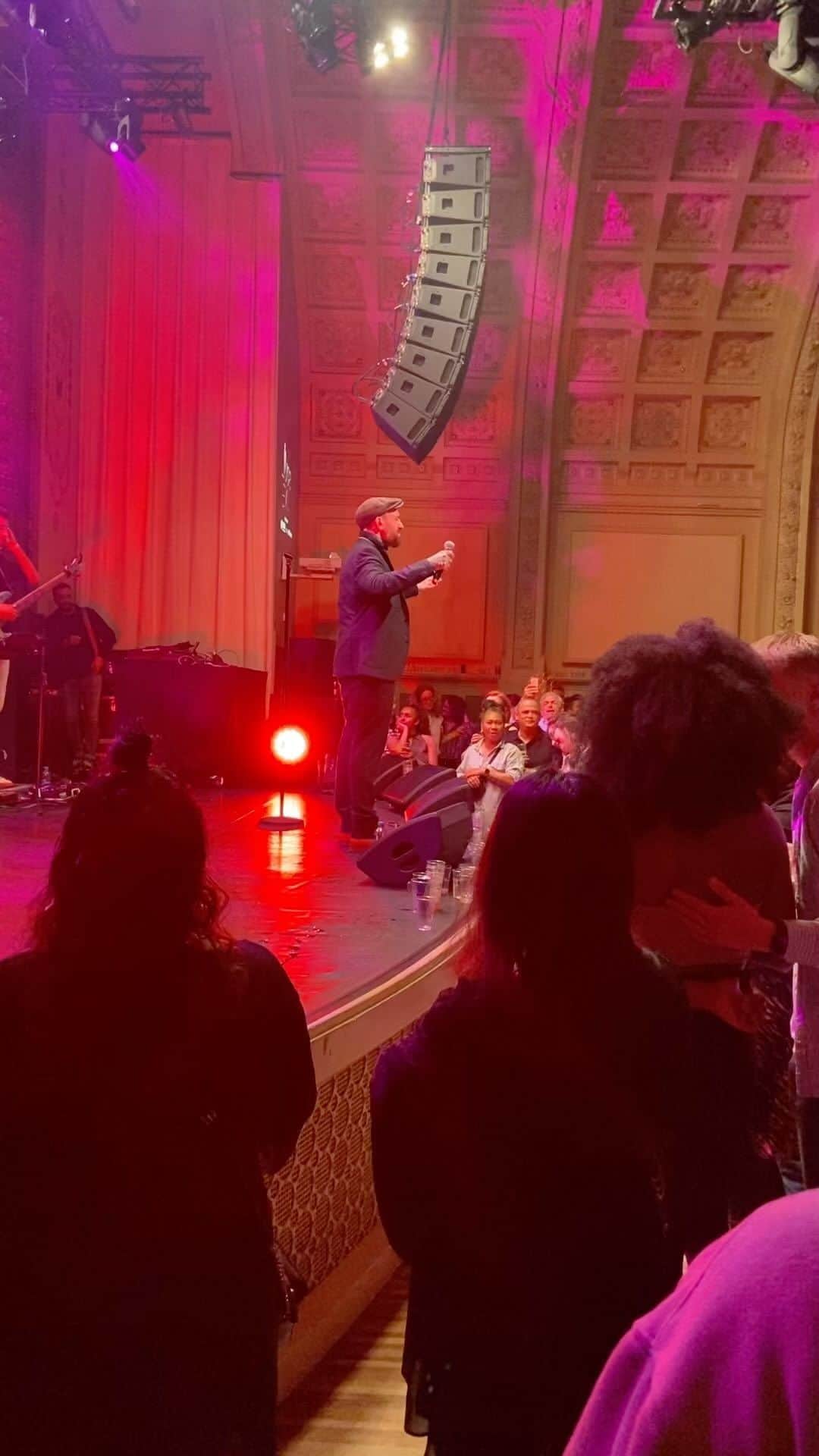 ベン・ソーンダースのインスタグラム：「luv singing this song .. Live @officialsoullive at my home town #Arnhem @luxorlive #givememoreofthis」