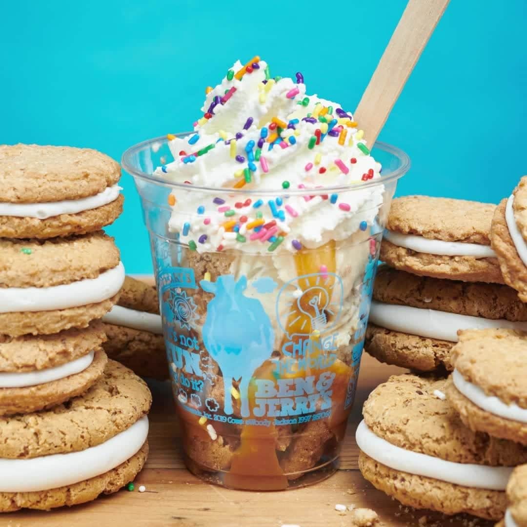 のインスタグラム：「NEW at the Scoop Shop! 🍨 The Oatmeal Dream Pie Sundae has you-won't-believe-they're-gluten-free cookies, Oatmeal Dream Pie ice cream, whipped cream, and rainbow sprinkles.⁠ ⁠ 📍 Look for it at your nearest Scoop Shop! Link in bio.」