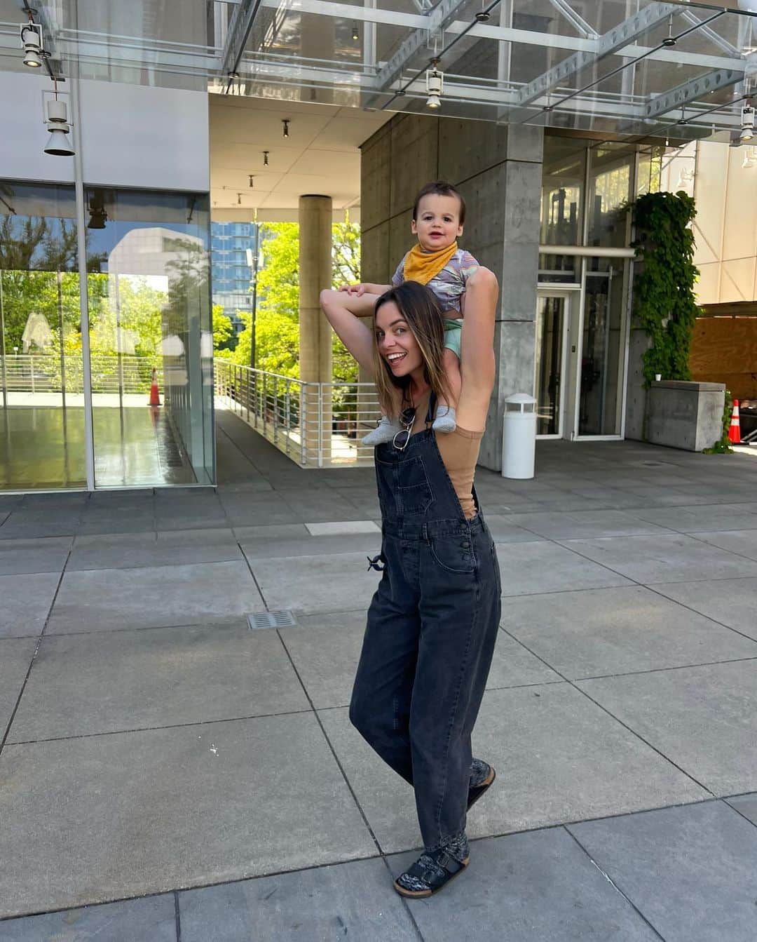 Elizabeth Turnerさんのインスタグラム写真 - (Elizabeth TurnerInstagram)「fully understanding why everyone says being an aunt is the best thing ever 🤍🥹 seeing the world through Luca's eyes is magical!!!! #auntlife #familytime thanks @sarahfturner & @ignacioftab for bringing a real life angel into this world 🙏🏼」4月13日 22時56分 - elizabethcturner