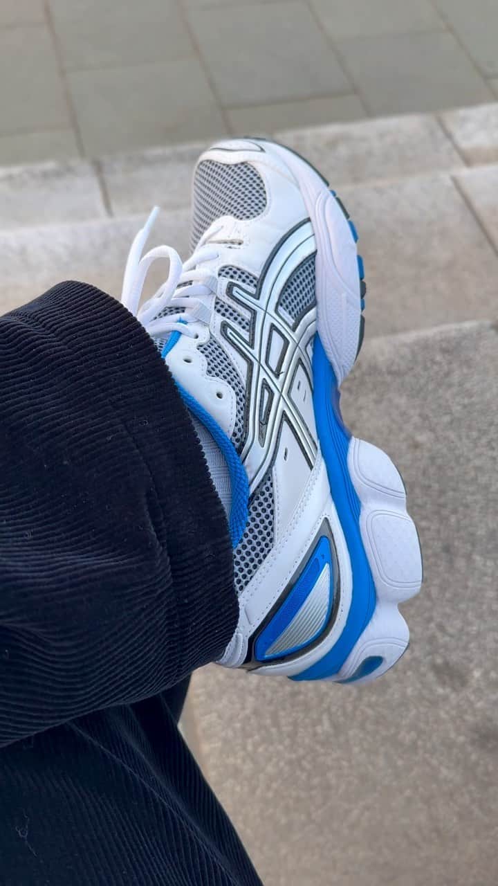 大川竜弥のインスタグラム：「GEL-NIMBUS 9 White/Lake Drive👟📸  #asics #gelnimbus #gelnimbus9 #sneaker #fashion #coordinate #code」
