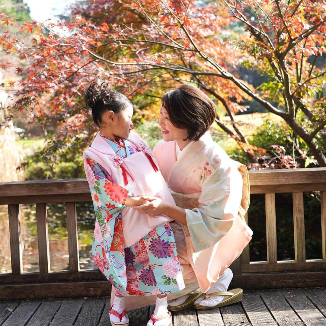 榮樹実のインスタグラム：「. どんどん大きくなる子どもたち👦🏻👧🏻👶🏻  末っ子は、あかちゃん？お姉さん？と聞くと秒速で【おねさん！！！】と返ってくるくらいにはよく喋るように🫢  長男　7歳小2 長女　３歳年少 次女　2歳年少少 ではじまる本年度🌸  どんな成長が見えるか、 私も新しい世界が待ってるか、 楽しみ🫶🏻   #三児母 #3人育児 #小学生男子 #年子ママ #新年度スタート」