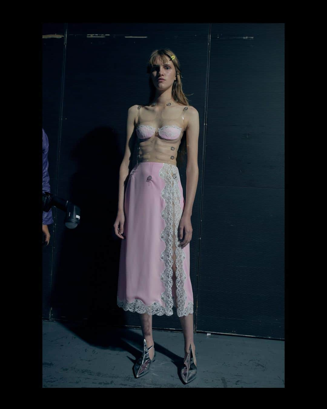 Christopher Kaneさんのインスタグラム写真 - (Christopher KaneInstagram)「SS23 | The 'Six Pack' dress, photographed on the runway and backstage.  In the SS23 collection, clear skeletal structures hold and cinch the upper body with minuscule buckles, emphasising the strength and importance of the abdominal area and exterior muscles.   #ChristopherKane #SS23」4月13日 23時01分 - christopherkane