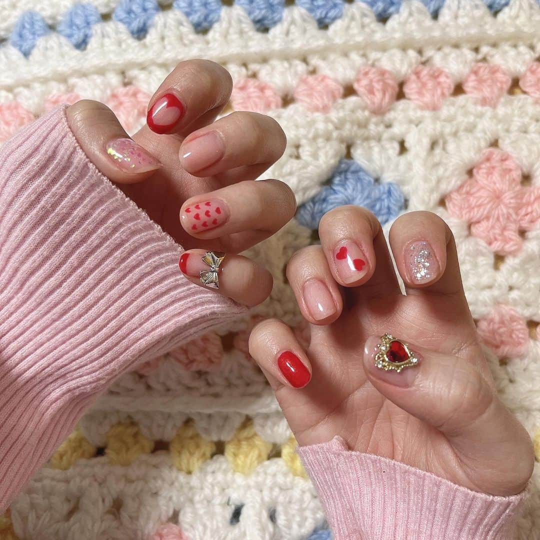 のインスタグラム：「ピンクベースに赤いハート♥️ やっぱ爪かわいいの嬉しい🥺💌 今回も頑張ってセルフ👍🏻  #セルフジェルネイル #ジェルネイル #nail #nailart」