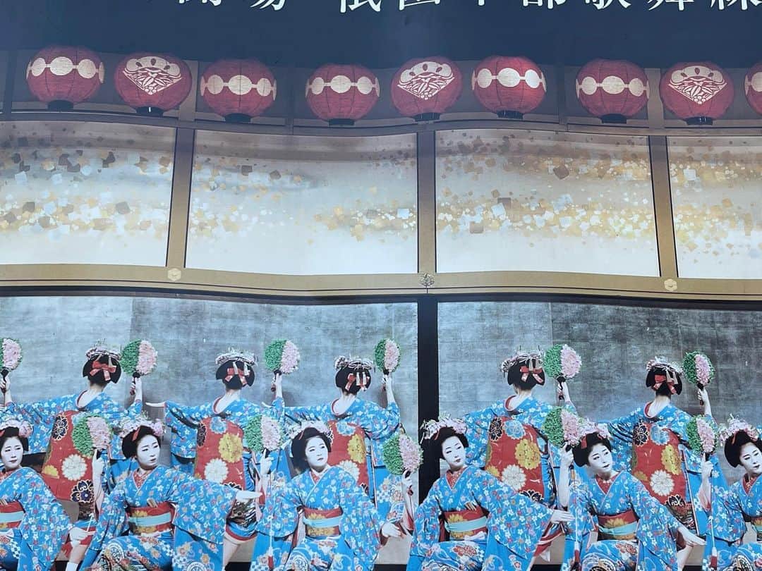 梅宮万紗子さんのインスタグラム写真 - (梅宮万紗子Instagram)「桜花爛漫の京都にて、実は舞台挨拶の少し前に、初めての「都をどり」へ観劇に行ってきました。 コロナで3年ぶりの開催だそうです。 芸者さんや舞妓さんの仕事ぶりや、京都独特の遊び方というのでしょうか、見聞きしてはいたものの、劇場に入ってみて、改めて長い歴史や文化がある事を感じました。  劇場の大きさにも驚くのですが、歌舞練場、というだけあって、普段は芸者さん達がお稽古をする場所だそうですね。あんなところで日々、踊りの稽古ができるなんて、さぞ気持ち良いのだろうと思ってはみるものの、厳しい毎日を想像すると、とても気楽に考えられるものではないなと、我が身の気楽さを大事にしようと思います。  満開の桜と同じくらいの、華やかな「都をどり」でした。 #都をどり #歌舞練場 #京都観光  #京都旅行  #京都４月イベント  #芸者  #芸者さん #舞妓さん  #舞妓 #kyototrip  #kyototravel  #kyotogeisha  #kyotomaiko #miyakoodori  #miyakodance」4月13日 23時06分 - masakoumemiya_actor
