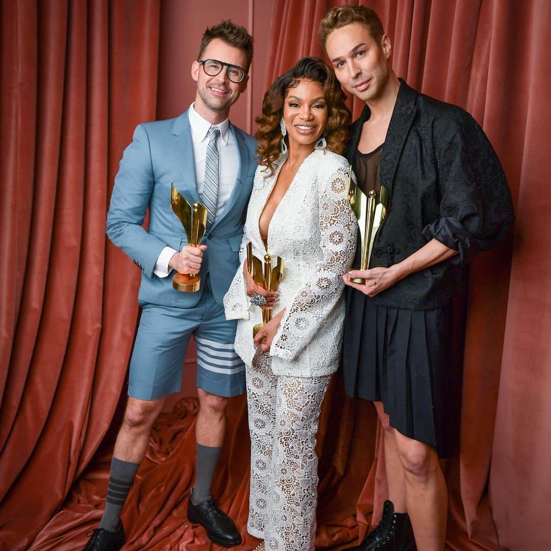 ブラッド・ゴレスキーのインスタグラム：「We won Best Reality/Competition Hosts for @canadasdragrace at the @thecdnacademy awards!   I love @bhytes & @tracimelchor so much! You are family. We have the best time!  Congrats to the winners on the other 5 awards we won last night!  A special thank you to #bellmedia, @worldofwonder, @rupaulofficial, @blueantmedia, @saloonmedia, @trevorboris and the amazing crew on this show. Everyone works so hard but we also manage to have fun!  HUGE thank you to the amazingly talented Canadian Queens who Werk their butts off on the show. Your creativity, strength and kindness is incredible! We love you!   Shoutout to my hair and makeup artist @jukka333 who keeps me looking good!  Photos by @georgepimentel1」