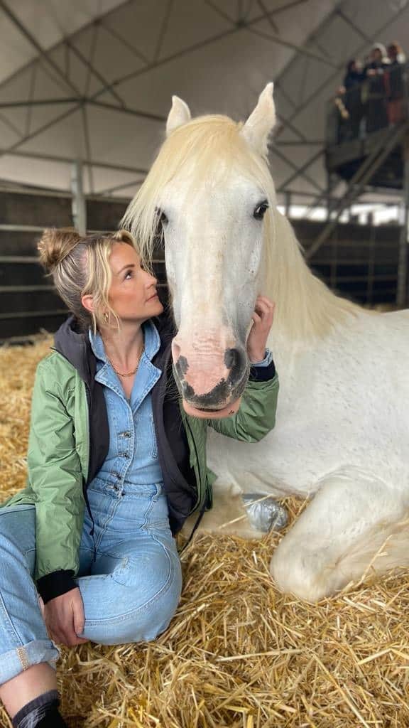 のインスタグラム：「Fun on the farm ….. Filming. Friends. Family. @onthefarmc5 continues this week and next. Grateful for good times, good people and an ability to pay the bills😍😜❤️ #filming #yorkshire #farming #rural #farm #spring #cannonhallfarm」