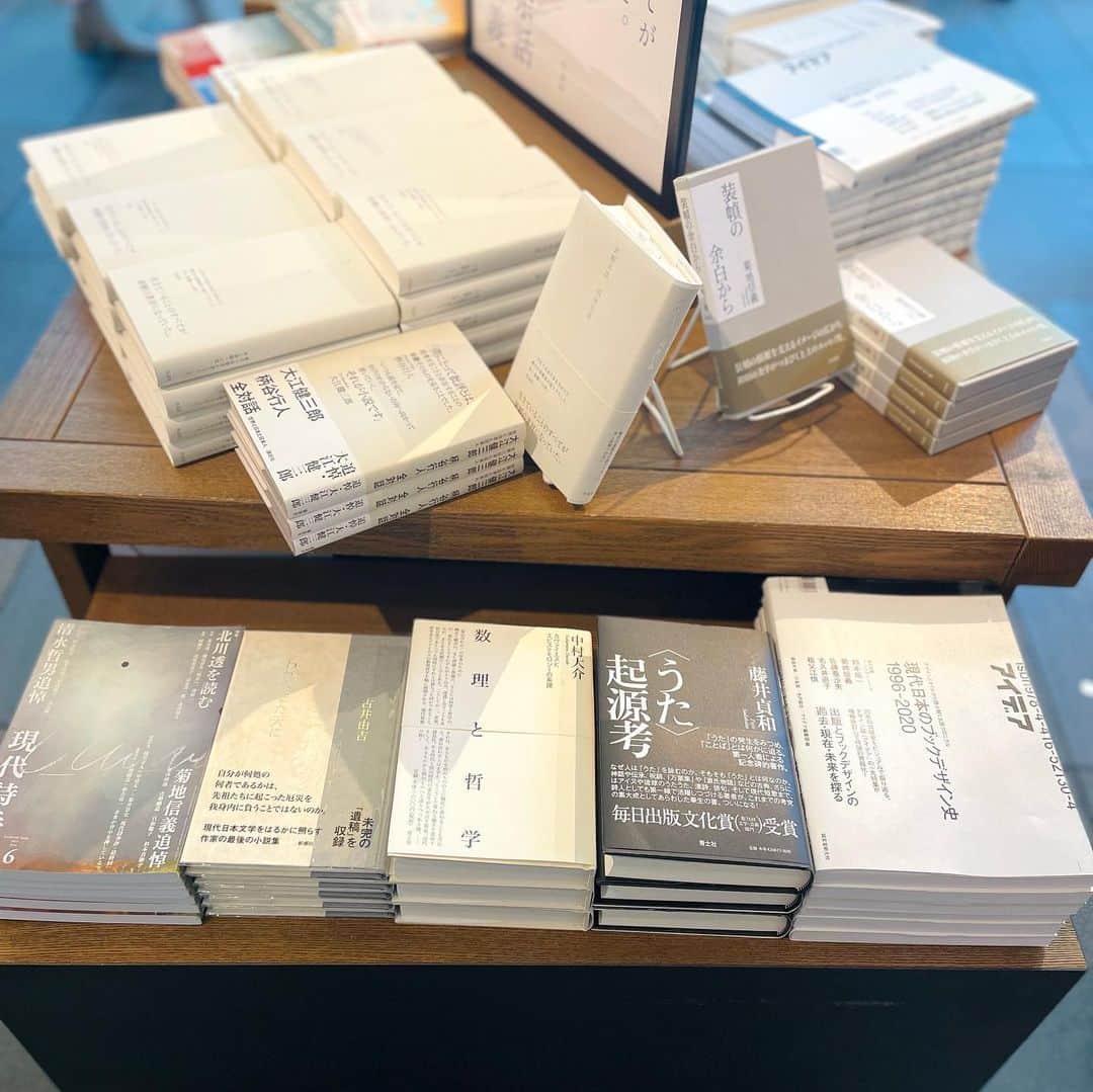 代官山 蔦屋書店　DAIKANYAMA T-SITEさんのインスタグラム写真 - (代官山 蔦屋書店　DAIKANYAMA T-SITEInstagram)「・ 【フェア】『装幀余話』と『小出版レーベルの ブックデザインコレクション』  ⁡2号館1階 建築・デザインフロア 2023年4月9日（日）ー 4月26日（水）  ３月に発売になった注目の新刊２タイトル。 『装幀余話』と『小出版レーベルのブックデザインコレクション』。  前者は、生きていることのすべてが装幀の素材になっていた。一万五千点余の本を手がけた稀代の装幀者、菊地信義氏が語り下ろした、本と装幀への思い。  後者は、インディペンデント出版社、及び個人の作家がデザイナー・編集者たちとの協業により制作した出版物から、印刷・製本・デザインに独自性・実験性を持つものを約80点選出。その仕様や制作のプロセスをビジュアルと共に収録し、多様な広がりを見せる「紙の出版物」の現在形を俯瞰した１冊。  フェアではそれぞれの構成を、 『装幀余話』は菊地氏に師事された水戸部 功氏に、 『小出版レーベルのブックデザインコレクション』は、編者のお一人である三條陽平氏に手掛けて頂いた。  『装幀余話』 著者：菊地信義  装幀：水戸部 功 出版社：作品社 発売日：2023年3月28日  菊地信義 kikuchi nobuyoshi 1943年10月19 日、東京・神田に生まれる。装帳者。多摩美術大学中退後、『an·an』のレイアウト、ミカレディのPR誌『花笑』の編集長兼アート・ディレクターなどを経て、1977年に装禎者として独立。以後、1 万5000冊以上の装頓を手がけ、日本のブックデザイン史に大きく名を残した。主な著書に『装禎談義』（筑摩書房、1986） 『菊地信義装禎の本』（リブロポート、1989） 『わがまま骨董』（写真・坂本真典、平凡社、1993）『装頓＝菊地信義の本』（講談社、1997） 『樹の花にて装禎家の余白』（白水社、2000）『ひんなり骨董』（写真・坂本真典、平凡社、2002） 『新・装禎談義』（白水社、2008) 『菊地信義の装禎1993~2013 』（集英社、2014） 『装禎の余白から』（白水社、2016） 『装禎百花菊地信義のデザイン』（水戸部功編・解説、講談社文芸文庫、2022） など。2022年3月28 日永眠。  水戸部 功 mitobe isao 1979年生まれ。2002年多摩美術大学卒業。菊地信義に師事。在学中から装頓の仕事をはじめ、現在に至る。 2011 年第42 回講談社出版文化賞ブックデザイン賞受賞。  『小出版レーベルのブックデザインコレクション』 編集・執筆：西山萌、三條陽平 デザイン：加納大輔 写真：平松市聖 出版社：グラフィック社 発売日：2023年3月29日  西山 萌 編集者。多摩美術大学卒業後、出版社を経て独立。雑誌「TOKION」のリニューアル創刊に携わるほか、編集を基点に企画制作、キュレーションや場所作り、メディアディレクションを行う。編集を手がけた書籍に『A DECADE TO DOWNLOAD—The Internet Yami-Ichi 2012–2021』（2022）、『来るべきデザイナー：現代グラフィックデザインの方法と態度』（グラフィック社、2022）など。  三條陽平 ORDINARY BOOKS代表。1987年生まれ。蔦屋書店、BACHを経て2022年独立。出版、流通、販売、選書を軸に横断領域的な本との関りを目指している。TOKYO ART BOOK FAIR 2022にプロジェクトリーダーとして参画。出版事業に宇平剛史『Cosmos of Silence』（2022）がある。  加納大輔 グラフィックデザイナー。1992年生まれ。2019年よりフリーランス。雑誌「NEUTRAL COLORS」のADを務めるほか、作品集のブックデザインなど、文化・芸術に寄与する仕事を中心に活動。2022年より多摩美術大学版画専攻にて非常勤講師を務める。近年の主な仕事に、塩田千春『朝、目が覚めると』（ケンジタキギャラリー、2022）、奥誠之『ドゥーリアの舟』（oar press、2022）など。」4月13日 23時20分 - daikanyama.tsutaya