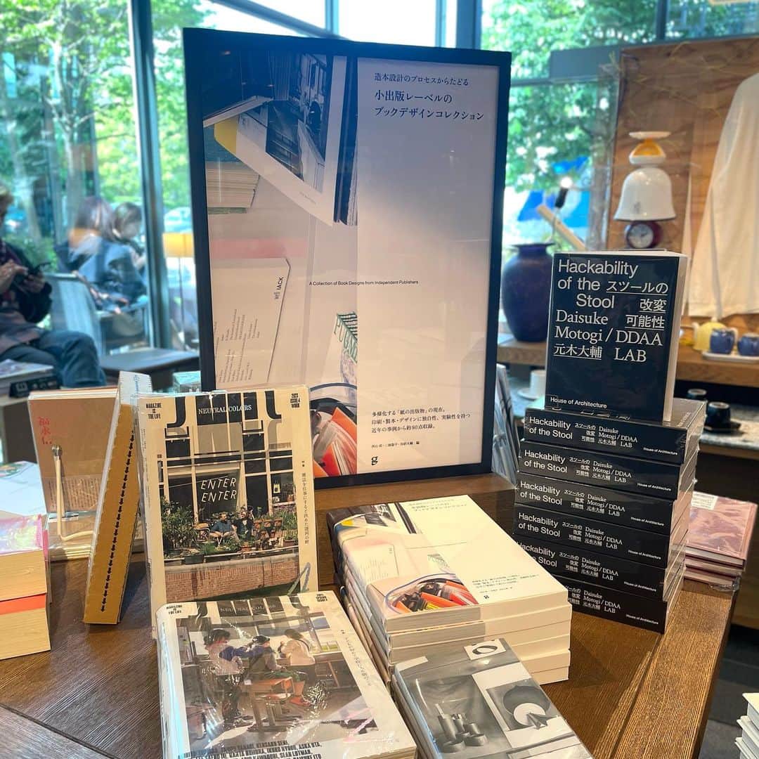 代官山 蔦屋書店　DAIKANYAMA T-SITEさんのインスタグラム写真 - (代官山 蔦屋書店　DAIKANYAMA T-SITEInstagram)「・ 【フェア】『装幀余話』と『小出版レーベルの ブックデザインコレクション』  ⁡2号館1階 建築・デザインフロア 2023年4月9日（日）ー 4月26日（水）  ３月に発売になった注目の新刊２タイトル。 『装幀余話』と『小出版レーベルのブックデザインコレクション』。  前者は、生きていることのすべてが装幀の素材になっていた。一万五千点余の本を手がけた稀代の装幀者、菊地信義氏が語り下ろした、本と装幀への思い。  後者は、インディペンデント出版社、及び個人の作家がデザイナー・編集者たちとの協業により制作した出版物から、印刷・製本・デザインに独自性・実験性を持つものを約80点選出。その仕様や制作のプロセスをビジュアルと共に収録し、多様な広がりを見せる「紙の出版物」の現在形を俯瞰した１冊。  フェアではそれぞれの構成を、 『装幀余話』は菊地氏に師事された水戸部 功氏に、 『小出版レーベルのブックデザインコレクション』は、編者のお一人である三條陽平氏に手掛けて頂いた。  『装幀余話』 著者：菊地信義  装幀：水戸部 功 出版社：作品社 発売日：2023年3月28日  菊地信義 kikuchi nobuyoshi 1943年10月19 日、東京・神田に生まれる。装帳者。多摩美術大学中退後、『an·an』のレイアウト、ミカレディのPR誌『花笑』の編集長兼アート・ディレクターなどを経て、1977年に装禎者として独立。以後、1 万5000冊以上の装頓を手がけ、日本のブックデザイン史に大きく名を残した。主な著書に『装禎談義』（筑摩書房、1986） 『菊地信義装禎の本』（リブロポート、1989） 『わがまま骨董』（写真・坂本真典、平凡社、1993）『装頓＝菊地信義の本』（講談社、1997） 『樹の花にて装禎家の余白』（白水社、2000）『ひんなり骨董』（写真・坂本真典、平凡社、2002） 『新・装禎談義』（白水社、2008) 『菊地信義の装禎1993~2013 』（集英社、2014） 『装禎の余白から』（白水社、2016） 『装禎百花菊地信義のデザイン』（水戸部功編・解説、講談社文芸文庫、2022） など。2022年3月28 日永眠。  水戸部 功 mitobe isao 1979年生まれ。2002年多摩美術大学卒業。菊地信義に師事。在学中から装頓の仕事をはじめ、現在に至る。 2011 年第42 回講談社出版文化賞ブックデザイン賞受賞。  『小出版レーベルのブックデザインコレクション』 編集・執筆：西山萌、三條陽平 デザイン：加納大輔 写真：平松市聖 出版社：グラフィック社 発売日：2023年3月29日  西山 萌 編集者。多摩美術大学卒業後、出版社を経て独立。雑誌「TOKION」のリニューアル創刊に携わるほか、編集を基点に企画制作、キュレーションや場所作り、メディアディレクションを行う。編集を手がけた書籍に『A DECADE TO DOWNLOAD—The Internet Yami-Ichi 2012–2021』（2022）、『来るべきデザイナー：現代グラフィックデザインの方法と態度』（グラフィック社、2022）など。  三條陽平 ORDINARY BOOKS代表。1987年生まれ。蔦屋書店、BACHを経て2022年独立。出版、流通、販売、選書を軸に横断領域的な本との関りを目指している。TOKYO ART BOOK FAIR 2022にプロジェクトリーダーとして参画。出版事業に宇平剛史『Cosmos of Silence』（2022）がある。  加納大輔 グラフィックデザイナー。1992年生まれ。2019年よりフリーランス。雑誌「NEUTRAL COLORS」のADを務めるほか、作品集のブックデザインなど、文化・芸術に寄与する仕事を中心に活動。2022年より多摩美術大学版画専攻にて非常勤講師を務める。近年の主な仕事に、塩田千春『朝、目が覚めると』（ケンジタキギャラリー、2022）、奥誠之『ドゥーリアの舟』（oar press、2022）など。」4月13日 23時20分 - daikanyama.tsutaya