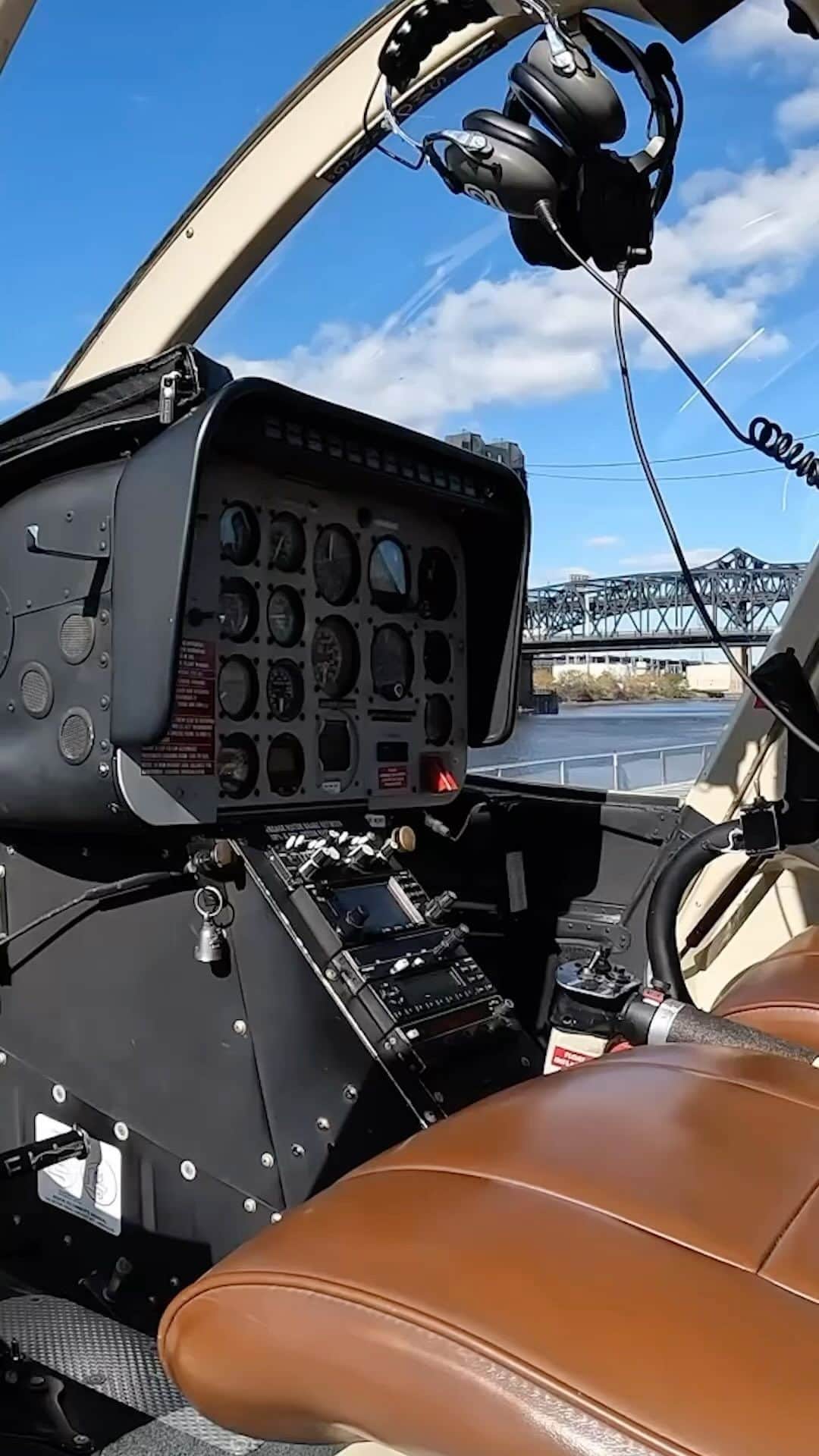 のインスタグラム：「#throwbackthursday  My @flynyon 🚁 adventure with @justtheletterk_img  Now that the weather is heating up - I’m ready to head up in the air in the open door chopper over the city!   #flynyon #nyc  #helicopter #adventure #thereallisaann #justtheletterk #letsgo」