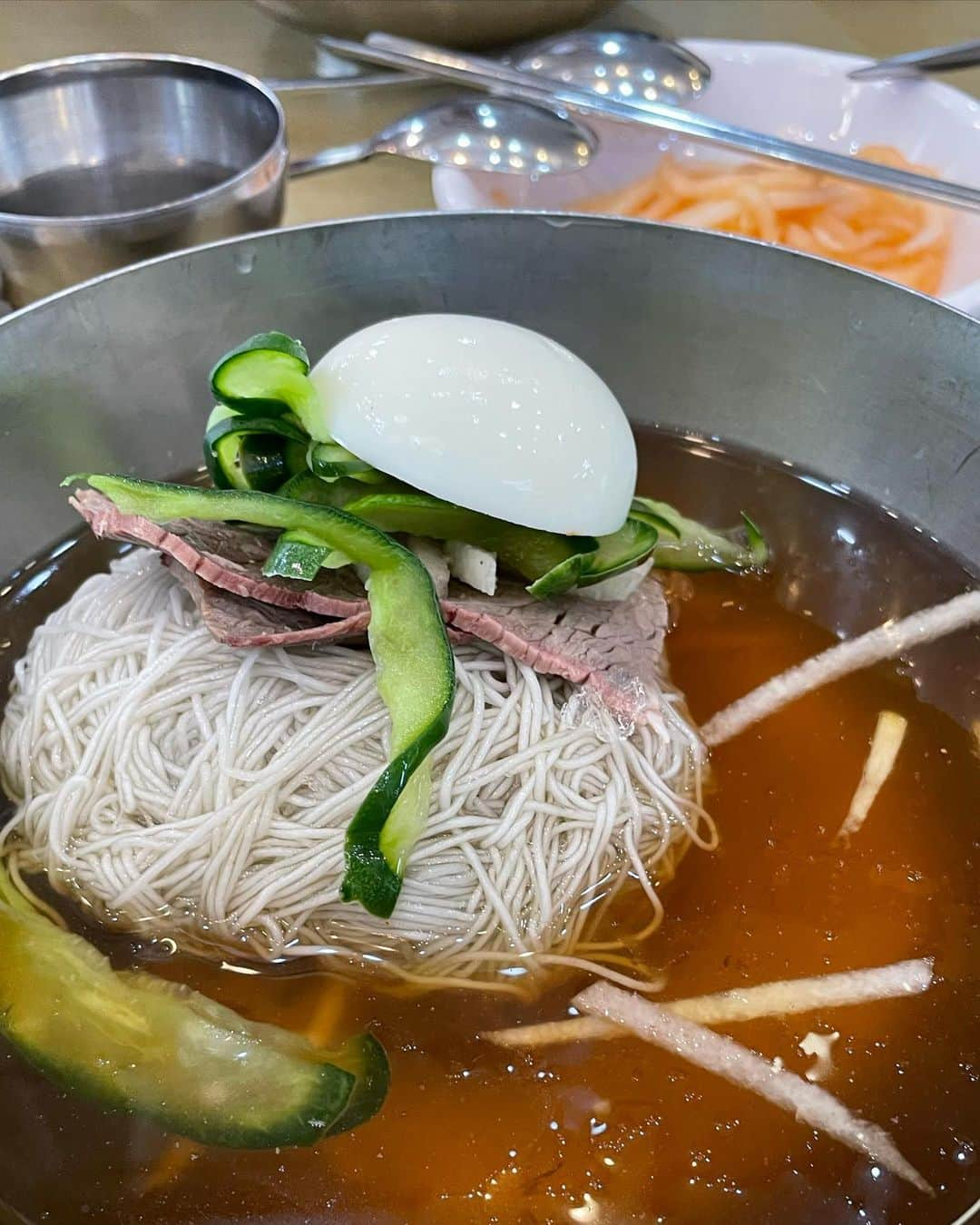 高井香子さんのインスタグラム写真 - (高井香子Instagram)「実は... 水冷麺あんまり好きじゃなくて笑 焼き餃子好きだから、韓国の蒸し系マンドゥ（餃子）もあまり好きじゃなかった私なんですが...  初めてめっちゃ好きな水冷麺に出会っちゃった😧🩵 マンドゥも美味しかった！！  강남면옥 狎鴎亭店に行きました🩵  出汁好きなので、何故か飲み放題の牛骨スープ美味しすぎて 私この出汁だけにでもお金払えますって感じでした。笑  とにかく、ひっきりなしに現地の方が食べに来てた。  カルビタンほぼ100%の方が注文してた。 （カルビタンも、あんまり好きじゃないけどここなら好きになるかも？今度食べてみよう）  #강남면옥 #韓国旅行 #韓国グルメ  #1日1こうこりあさんぽ」4月13日 23時13分 - cocoreacoco