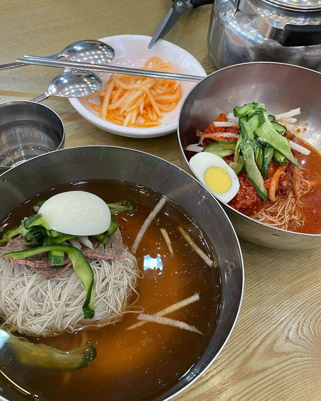 のインスタグラム：「実は... 水冷麺あんまり好きじゃなくて笑 焼き餃子好きだから、韓国の蒸し系マンドゥ（餃子）もあまり好きじゃなかった私なんですが...  初めてめっちゃ好きな水冷麺に出会っちゃった😧🩵 マンドゥも美味しかった！！  강남면옥 狎鴎亭店に行きました🩵  出汁好きなので、何故か飲み放題の牛骨スープ美味しすぎて 私この出汁だけにでもお金払えますって感じでした。笑  とにかく、ひっきりなしに現地の方が食べに来てた。  カルビタンほぼ100%の方が注文してた。 （カルビタンも、あんまり好きじゃないけどここなら好きになるかも？今度食べてみよう）  #강남면옥 #韓国旅行 #韓国グルメ  #1日1こうこりあさんぽ」