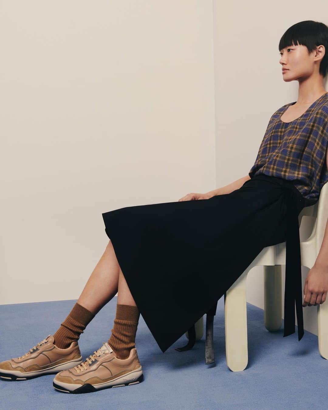 セオリーのインスタグラム：「A tailored skirt in technical wool adds structure to a flowy silk dress and offers an artful opportunity for proportion play. #TheoryProject」
