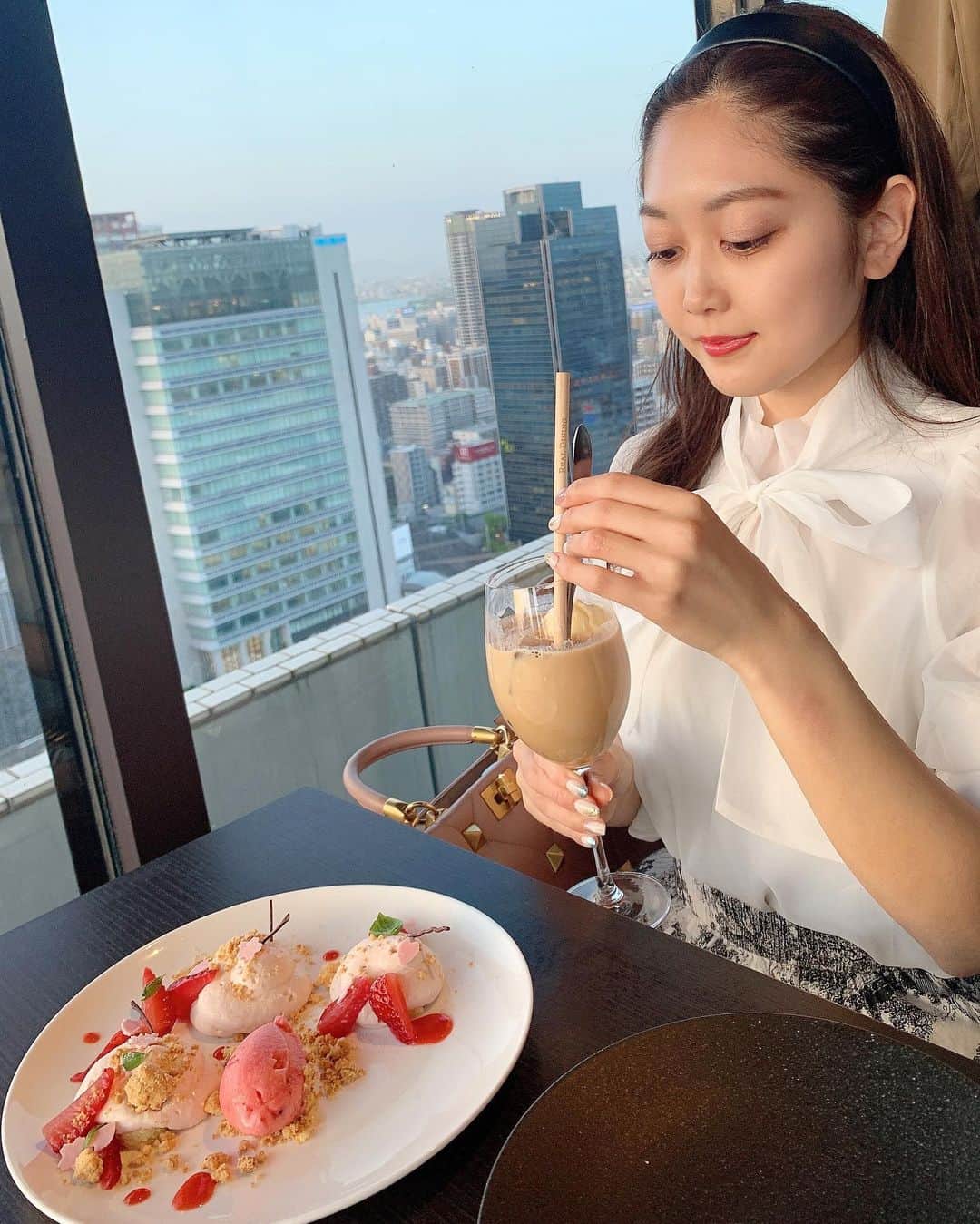 岡本麻佑のインスタグラム：「. おねーちゃんと良い感じのお店へ🥰💓カフェのつもりがしっかりお食事も頂いちゃいました🤣🙏🏼🤍どれも美味しかった🫶🏻✨  #カフェ#イタリアン#大阪カフェ#大阪」