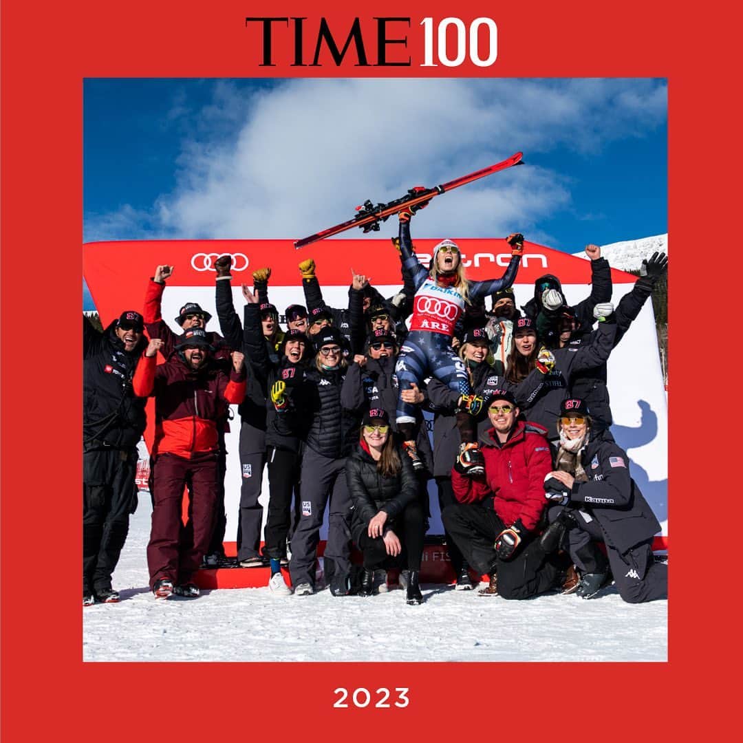 ミカエラ・シフリンのインスタグラム：「I can’t even put into words what an honor it is to be a part of TIME’s list of 100 Most Influential People. But I’d be remiss to not acknowledge everyone around me who has made this possible. This sport takes us across the world, competing in many different time zones with a lot of gear as we chase snow and deal with the ever-changing variables of weather, travel, winter conditions and beyond…my support team is the only way I’d be able to do this at all, let alone getting to the top step of the World Cup podium 88 times. These achievements really would never have been possible without my family, team, sponsors, and all of the fans of the sport of alpine ski racing. So, this honor is as much yours as it is my own…and I’ll celebrate you all. 🥂  #TIME100」