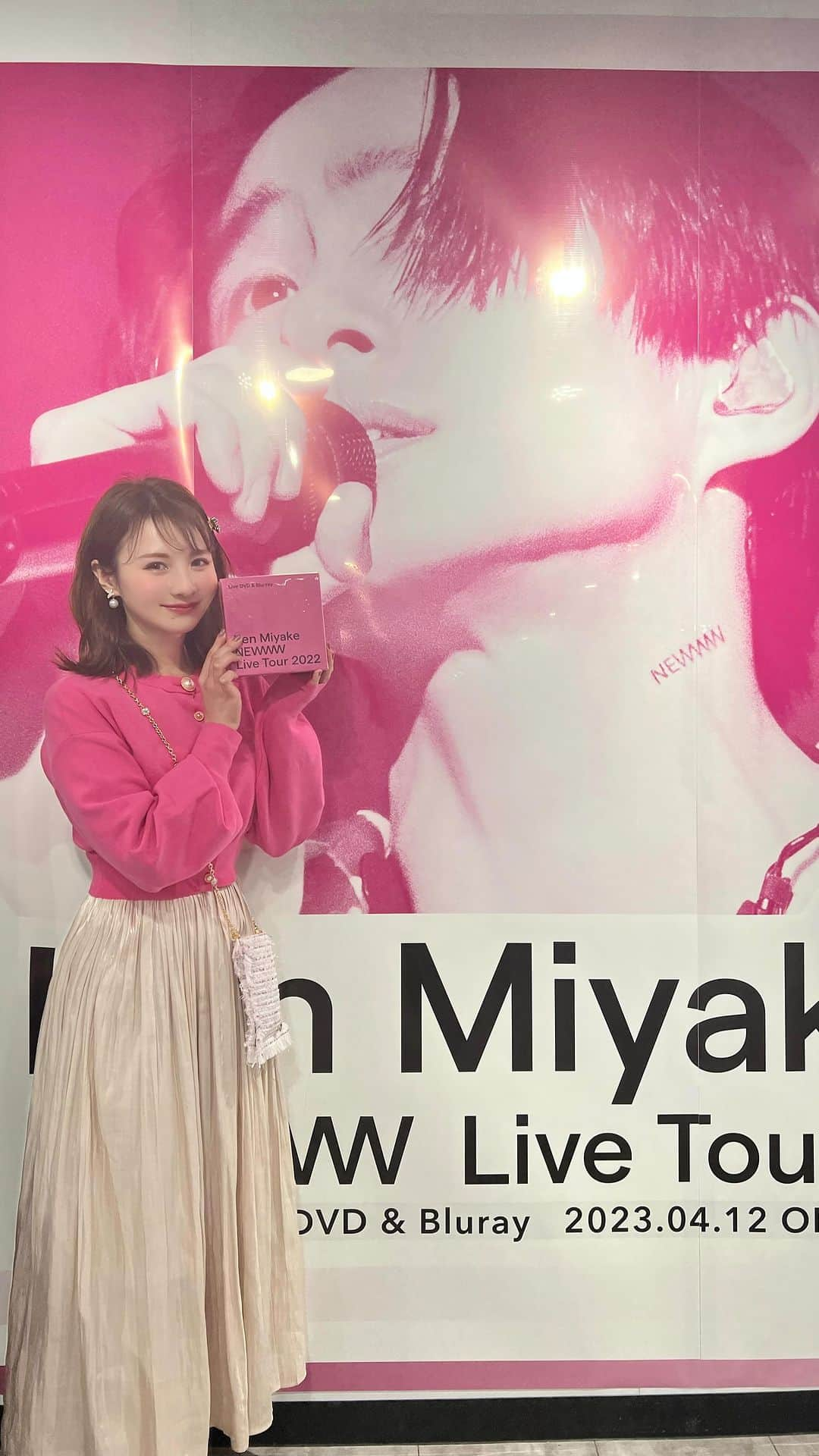 小林真琴のインスタグラム：「. Ken Miyake NEWWW Live Tour 2022 DVD & Blu-ray が昨日発売したので えりちゃんと渋谷と新宿のCD屋さん巡りしてきました👏🏻✨  初日に参戦することができた 最高のコンサートの円盤化 とっても嬉しい🥹💓  渋谷のタワレコさんの大きいパネルも感激でした🧸🧡  もうすでにBlu-rayリピートしている…（笑） またコンサートに行けることを 心から願っています🫶🏻  そして、公演中の舞台 ミナト町純情オセロ〜月がとっても慕情篇〜 大阪公演が始まったということで  東京の千秋楽でいただいたおせんべい 今日ついに食べました🤤🍘  #プピコン #kenmiyakenewwwlivetour2022 #kenmiyake #三宅健 #三宅健コンサート #V6 #ミナト町純情オセロ月がとっても慕情篇 #NEWWW」