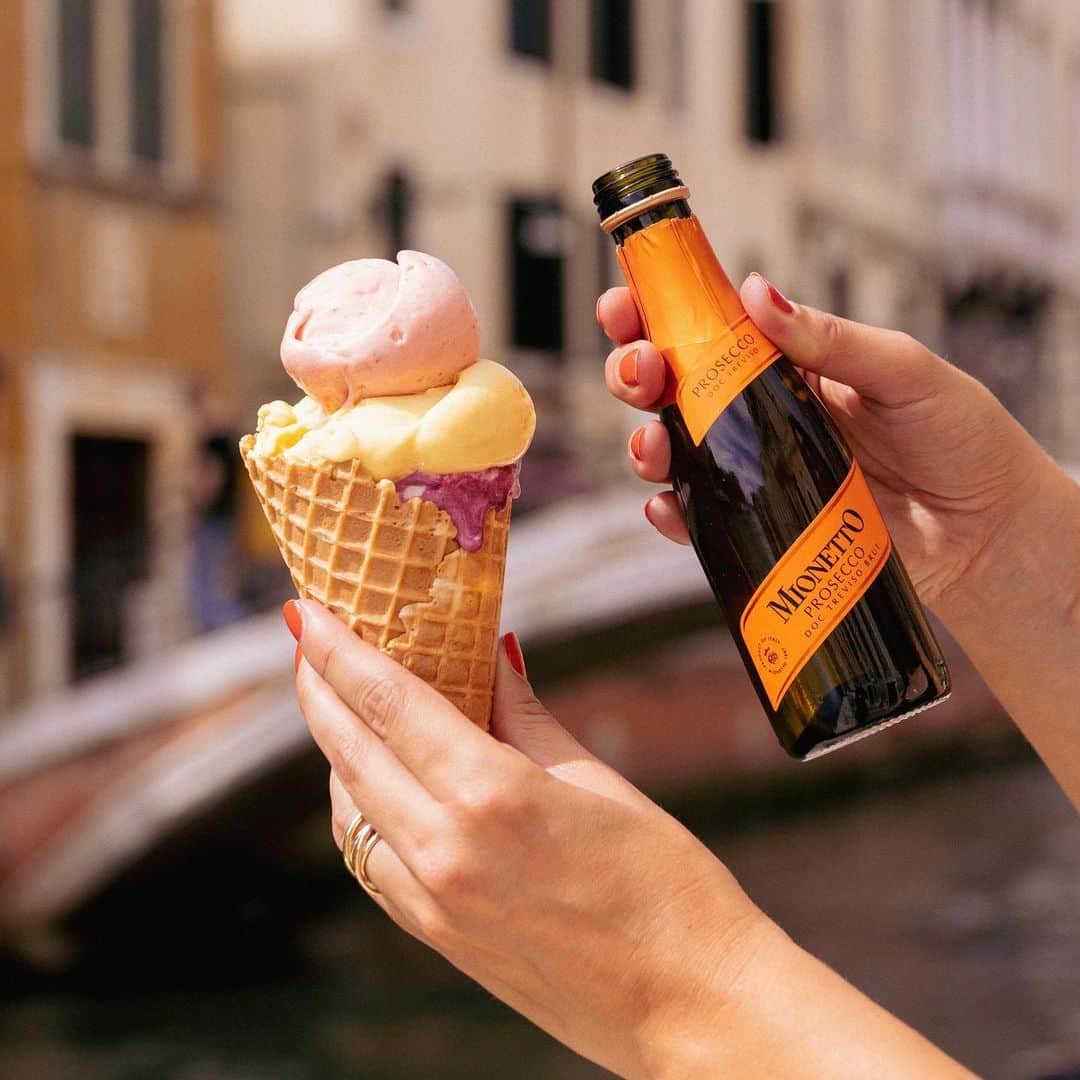 Mionetto USAさんのインスタグラム写真 - (Mionetto USAInstagram)「Some mornings are made for getting up and getting some gelato! Così rinfrescante!   #MionettoProsecco #GelatoItaliano #WhenInRome   Mionetto Prosecco material is not intended to be shared with persons under the legal alcohol drinking age. Share Mionetto content with persons 21+ and over in your respected country.  Enjoy Mionetto Prosecco Responsibly.」4月13日 23時24分 - mionettoproseccousa