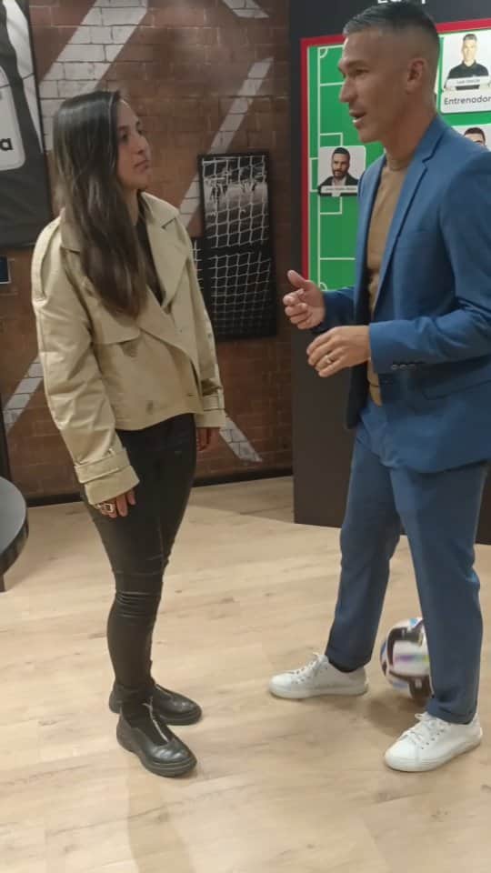 ルイス・ハビエル・ガルシア・サンスのインスタグラム：「La cara de "¿qué ha pasado aquí?" de @aintzaneencinas 🤣👑.  ⚽🌟 ¡@luchogarcia14, menos mal que va en tu equipo!  #LaLigaPlatino2023 #Nutmegs」