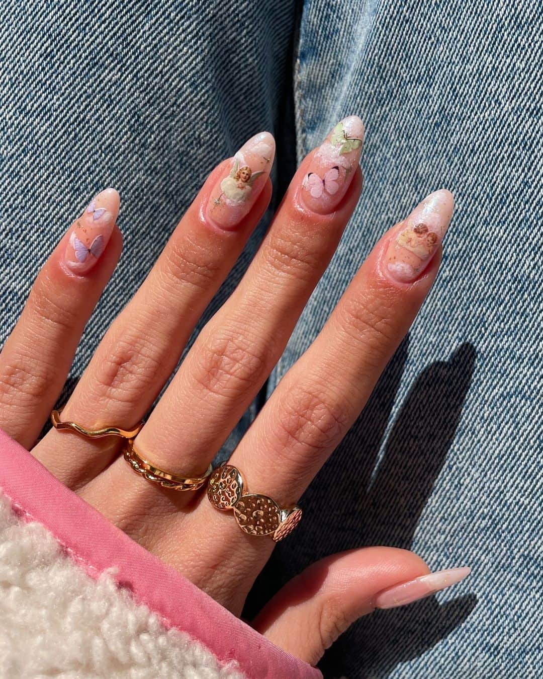 アクセサライズのインスタグラム：「Glow for gold ✨⁠ repost: @phoebesummernails⁠ Tap to shop」