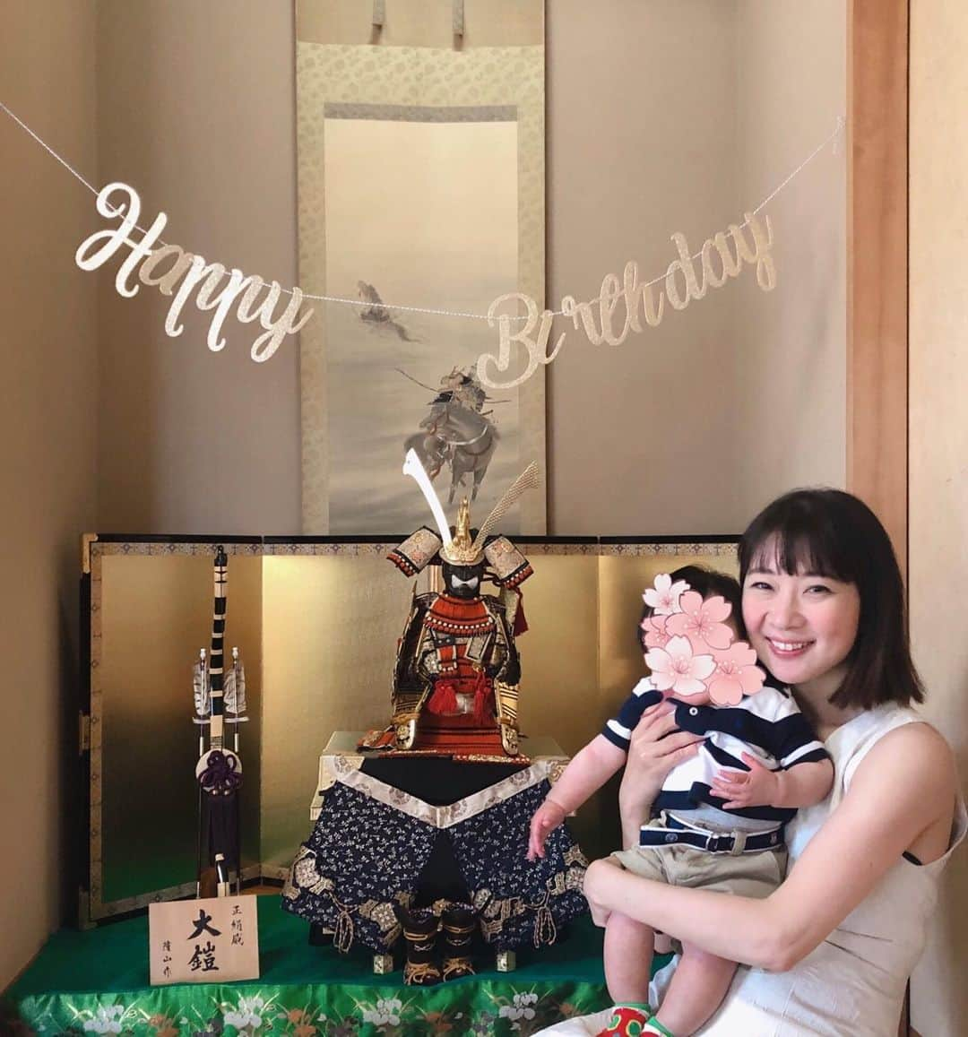 風凛水花のインスタグラム：「先日は息子のハーフバースデー&初節句&イースターのお祝いでした👶🎏🎂🐰😆🙌💕💕 あっという間に6ヶ月となり、ゴロゴロと移動を始め、離乳食をたくさん食べています😊❤️ 息子と過ごす日々の中でたくさんの出会いがあり、沢山の方に支えて頂いています😌✨ 温かく見守って頂き、感謝の気持ちでいっぱいです❣️ これからも、やんちゃな我が子と過ごす貴重な日々を大切に過ごしたいと思います😊✨✨  #初節句　#ハーフバースデー　#ねんね期卒業　かな😁⁇ #男の子ママ」