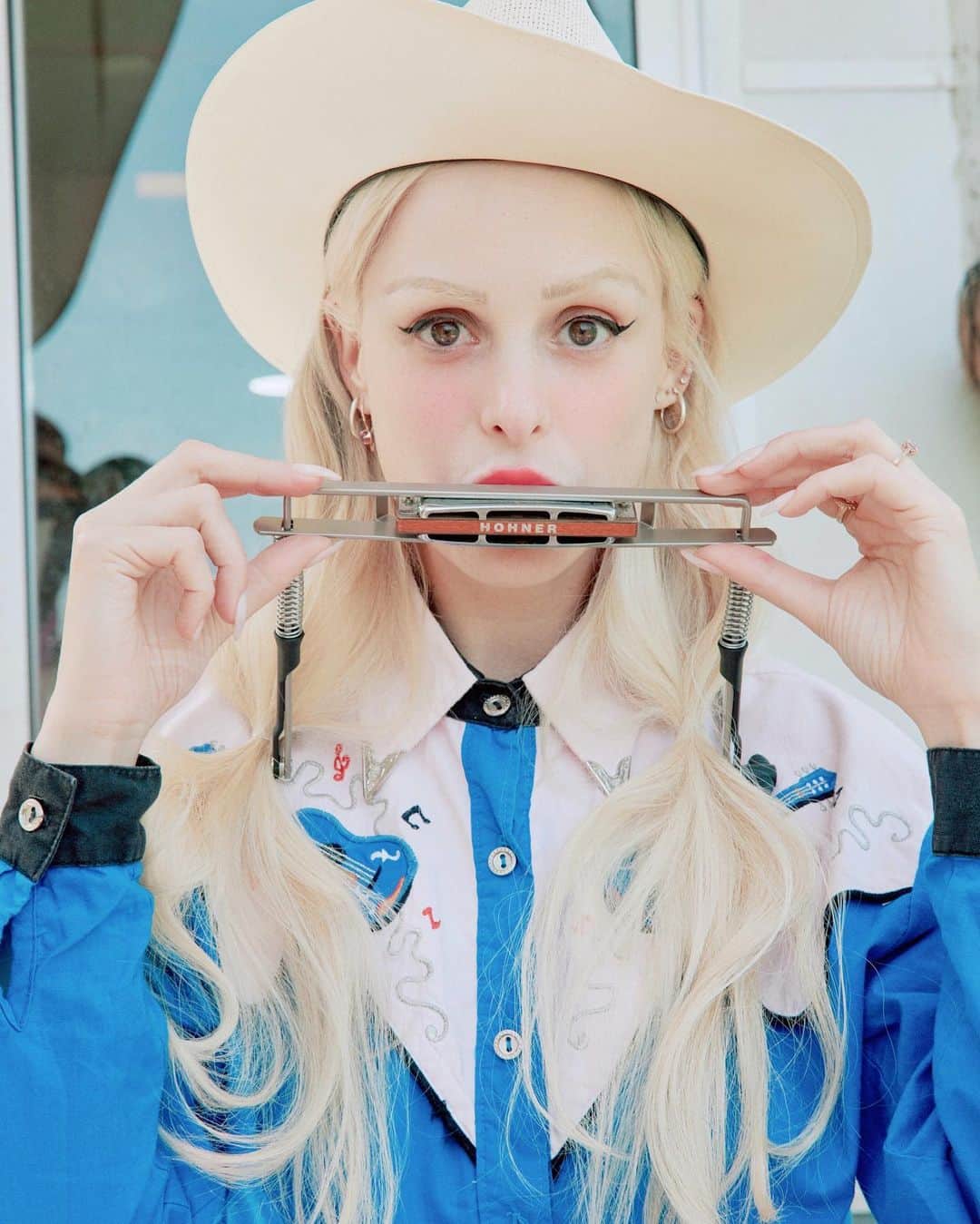 ペティート・メラーのインスタグラム：「Merci @leorcasson for teaching me The #Harmonica 🎼il’ put it my new song💙💗 #Laisha Magazine cover style @chumipolak shot @leorcasson hair @liorgavrielov Mu @gitla_brushel and @nao_now for finding this original cowboy shirt for my #Barbaric Music video #Honner @elinor_shahar_pm」