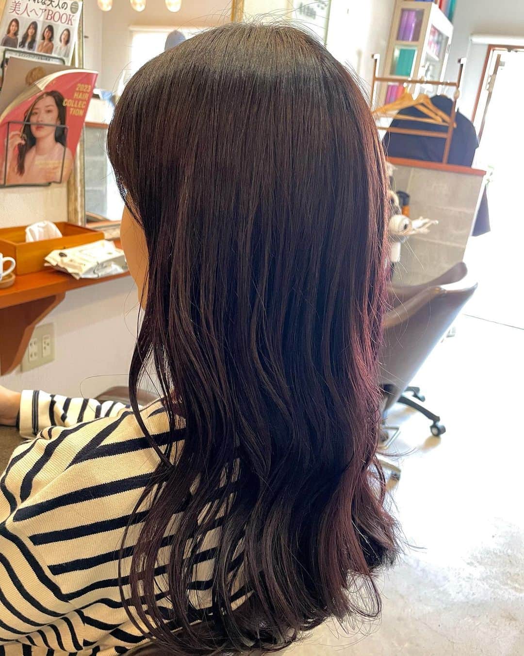 田中みかんさんのインスタグラム写真 - (田中みかんInstagram)「髪の毛染めたわよ💜 若干の紫💜⋆͛ めっちゃいい色になった！！！！ 透明感！！ツヤ！という感じ！！ トーンは5～6です、結構暗い！  いつもいい色にしてもろて ありがとうございます🥵 tsumugi hairのまつおさん(@matsuo69 )  1週間後のイベントに向けての美容院🍎 みんなに可愛いって言ってもらうために、 まつパとかなんやらかんやらしていくよ😛 イベ楽しみすぎてる、しんどい💧‬   #下関美容室  #ヘアカラー」4月13日 23時37分 - mikan__tanaka