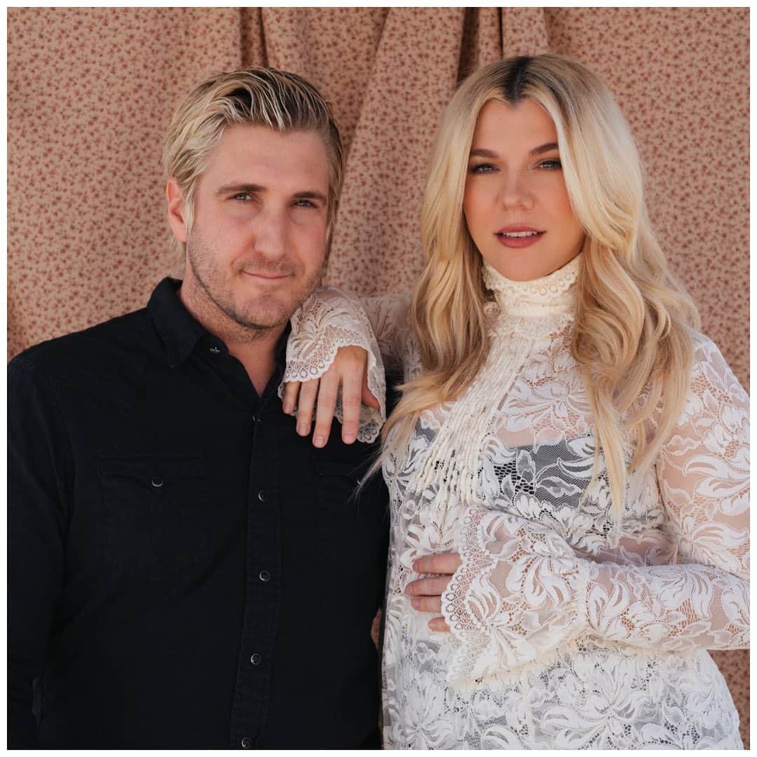 キンバリー・ペリーのインスタグラム：「The best news of all the good news lately:  ⠀⠀⠀⠀⠀⠀⠀⠀⠀ I’m OVERFLOWING WITH JOY to share that Johnny and I are expecting our first baby in late August!! ⠀⠀⠀⠀⠀⠀⠀⠀⠀ We’re absolutely beside ourselves with happiness and in awe of the Creator’s plan.  ⠀⠀⠀⠀⠀⠀⠀⠀⠀ Building my own family is something I’ve dreamed about for as long as I can remember. As a woman and as an artist, I’ve always felt like I had to make a choice between growing my career and growing life. But YALL - I’m doin’ em both at the SAME TIME!! Here we go! 🤍🤍🫶🫶 ⠀⠀⠀⠀⠀⠀⠀⠀⠀ We’ll keep updating with more BB Costello news as we get it. Can’t wait to celebrate this new life with all of you and to welcome this little bundle of love to our world.  ⠀⠀⠀⠀⠀⠀⠀⠀⠀ Love you all! K. ⠀⠀⠀⠀⠀⠀⠀⠀⠀ ⠀⠀⠀⠀⠀⠀⠀⠀⠀ ⠀⠀⠀⠀⠀⠀⠀⠀⠀ ⠀⠀⠀⠀⠀⠀⠀⠀⠀ Photographed for @people @people.country by @cece_dawson H+M by @katiegalliher Baby Daddy @juannycostello ♥️💍」