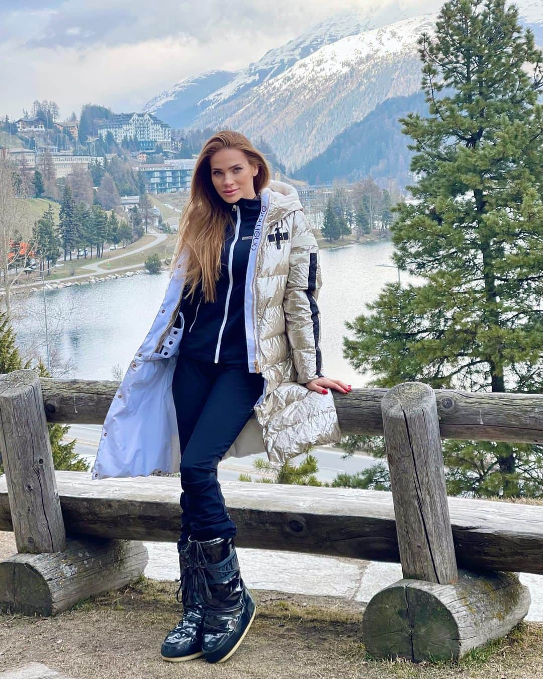 アンドレア・ヴェルソワのインスタグラム：「V Švajčiarsku som tentokrát nielen na pracovnej ceste kôli zn NAIADA  @naiadabeauty , ale v St Moritz sa chystáme na Európsky pohár, kde našu dcéru @_vanejsa čakajú závody v #slopestyle a #bigair . Držme jej palce.  Krásny víkend 😍  #stmoritz」