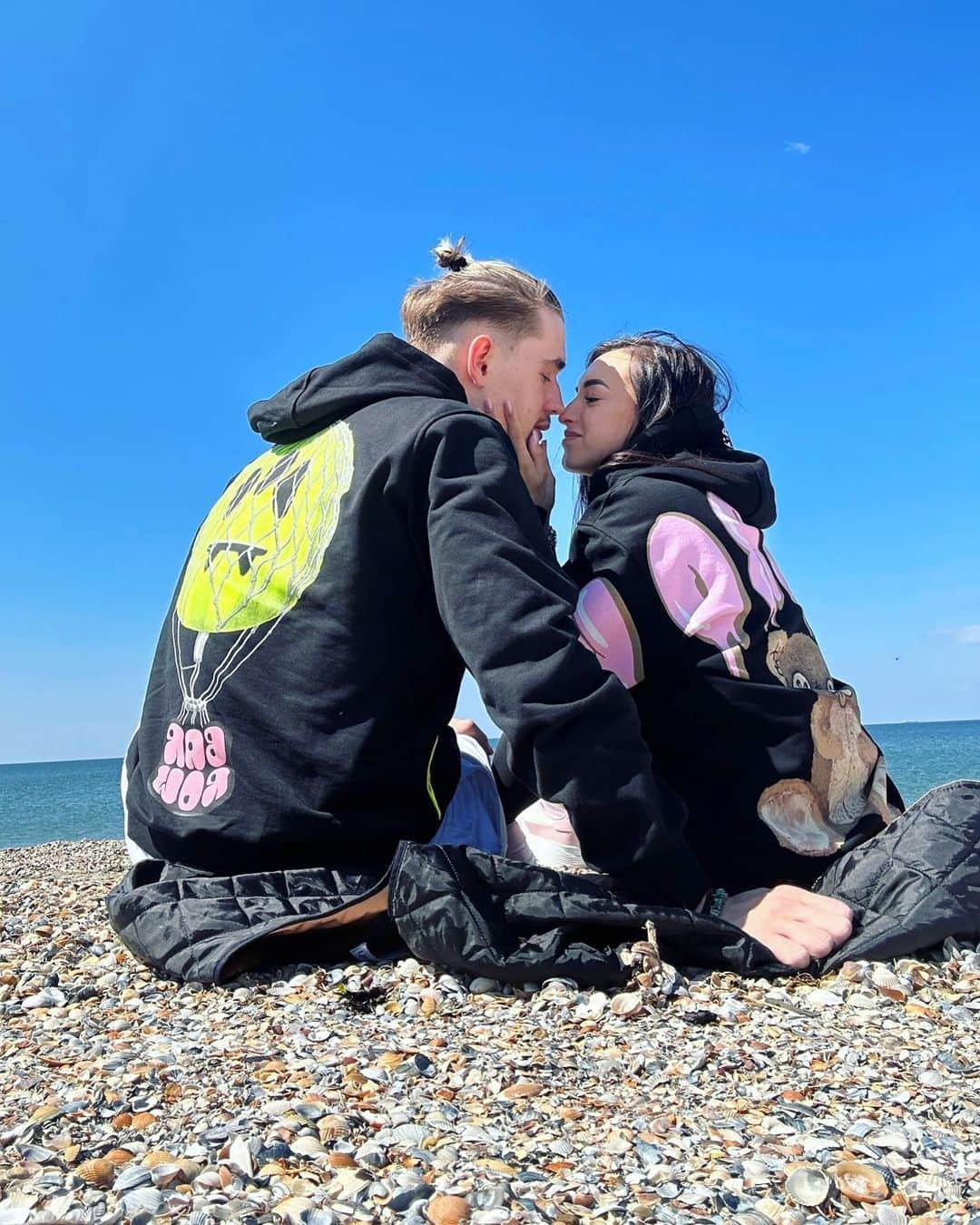 ラリサ・ヨルダケのインスタグラム：「Eu, tu si marea.🤍」
