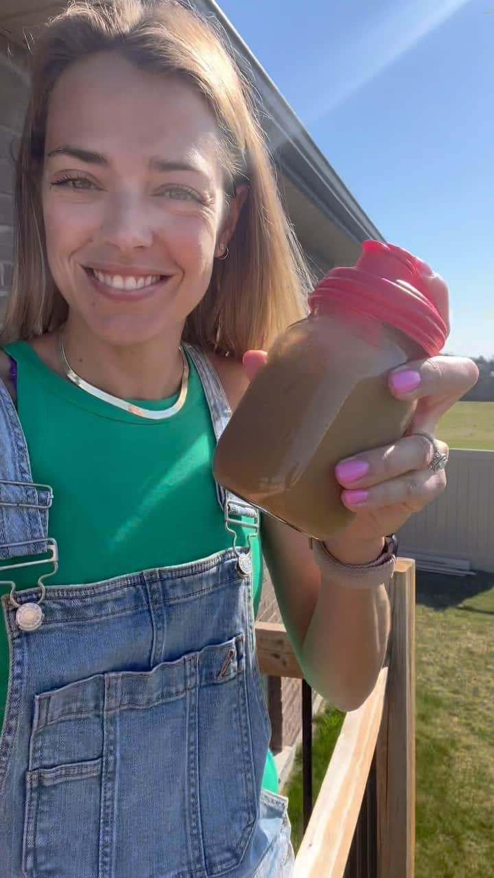 メリッサ・ビショップのインスタグラム：「IT’S COLD BREW SEASON!! This heat in the middle of April, Corinne’s new favourite song, and this vanilla latte cold brew from Polar Joe has me ready for summer season. I’ve been holding off on cold brew with winter months; but now is the time ✨ ⠀⠀⠀⠀⠀⠀⠀⠀⠀⠀⠀⠀ If you’ve never tried it and want to, use my code GOJOE to get 20% off! 21g of protein / serving and some caffeine! Caffeine not for you? Try the decaf cold brew! ⠀⠀⠀⠀⠀⠀⠀⠀⠀⠀⠀⠀ #coldbrew #polarjoe #shakethebear #protein」