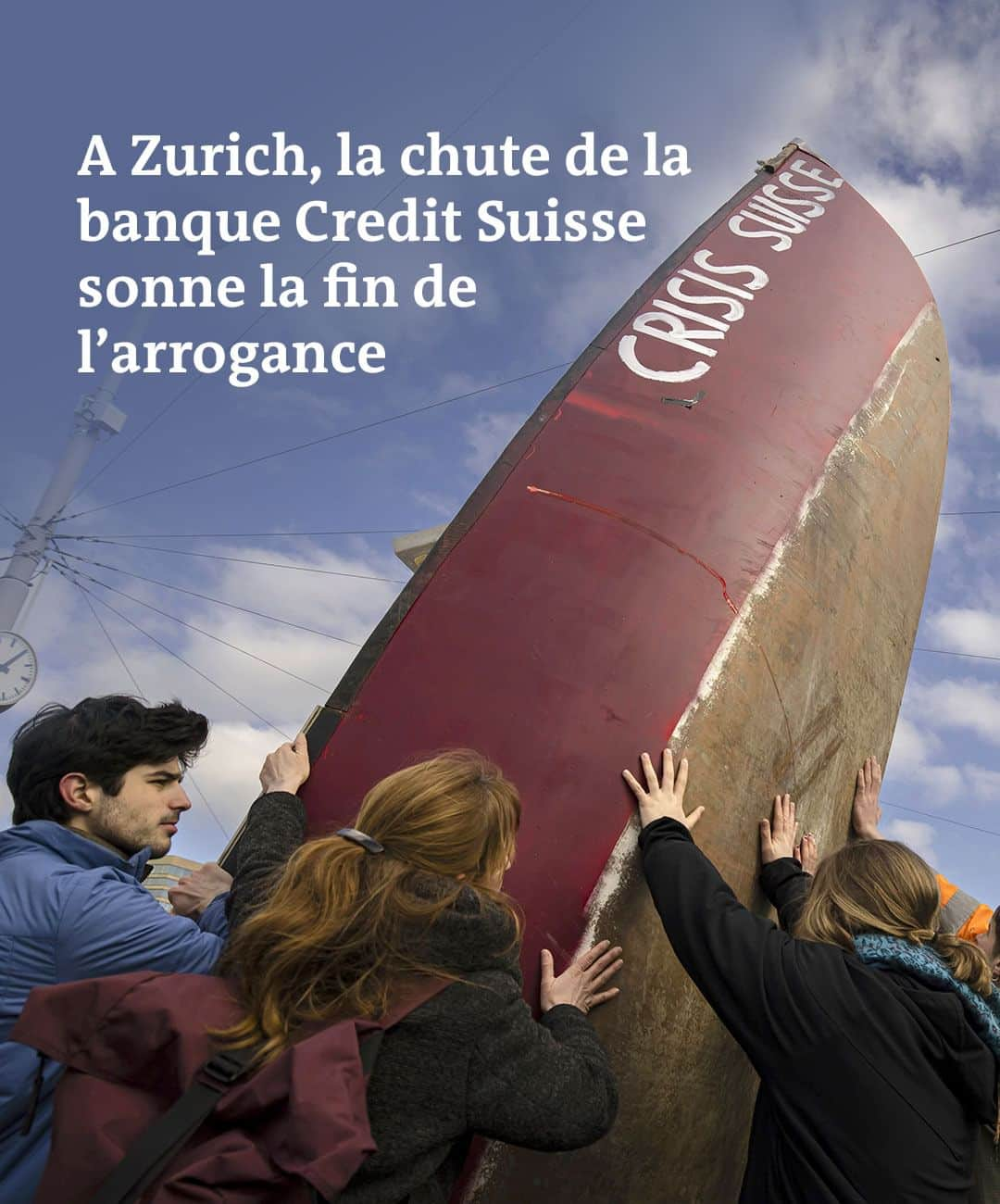 ルモンドのインスタグラム：「Les Zurichois vont-ils enfin devenir un peu plus modestes ? La question n’est plus absurde en Suisse depuis que, dimanche 19 mars, la deuxième banque helvétique, Credit Suisse, a dû être reprise par sa rivale UBS sur injonction de l’Etat afin d’éviter une débâcle aux conséquences tentaculaires. Ces prochains mois, plusieurs milliers de banquiers, sur les 30 000 que compte la ville, vont connaître les affres du chômage, et la mythique enseigne bancaire vieille de 163 ans, qui faisait partie de l’ADN de la ville et de la Confédération helvétique, disparaîtra.  Pour cruelle que soit l’histoire, elle provoque aussi paradoxalement une vraie « Schadenfreude » chez de nombreux Suisses. Intraduisible, ce germanisme dit le sentiment de joie malsaine que l’on éprouve au spectacle du malheur d’autrui. Il décrit bien l’état d’esprit que l’on ressent ces dernières semaines, notamment en Suisse romande : pour la toute première fois, l’arrogante Zurich a de gros problèmes, d’argent et d’image. Ils pourraient même conduire la seule grande ville du pays (440 000 habitants pour la commune, 1,5 million pour l’agglomération) à une forme inédite d’introspection, elle qui assène sa superbe depuis des lustres à tous les autres Helvètes, ces aimables provinciaux. - Vous avez lu 24% de cet article. - Photo : Des manifestants manifestent avec un bateau à l'entrée de la banque suisse Credit Suisse lors de l'assemblée annuelle des actionnaires du groupe bancaire suisse, à Zurich, en Suisse, le mardi 4 avril 2023. Michael Buholzer / Keystone via AP - Retrouvez notre article en suivant le lien linkinbio sur notre profil.⁣⁣ -  #zurich #creditsuisse #faillitebancaire」