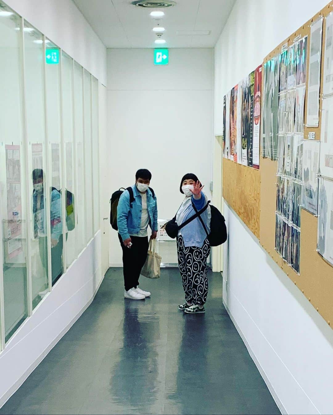 吉本新喜劇のインスタグラム：「【推し事(お仕事)】  先ほど写真集の確認や作業が一旦終了し、 おふたりはご帰宅されました👍🏻 推し事(お仕事)お疲れ様でした🎊  酒井藍プロデュース 「吉本新喜劇で、推し事始めませんか♡？　 by酒井藍 feat.おやどまり」  是非お越しください💕  5月4日（木）～5月7日（日） LAUGH & PEACE ART GALLERY 入場無料です👼  #吉本新喜劇  #長時間お疲れ様でした ！」