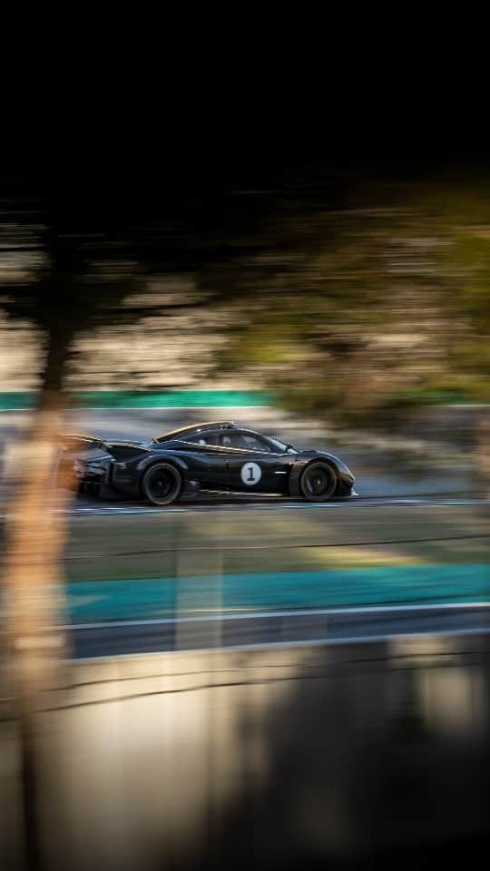 パガーニ・アウトモビリのインスタグラム：「Are you ready to get your heart beating? Turn up the volume, there's the #HuayraR!  #Pagani #Huayra」